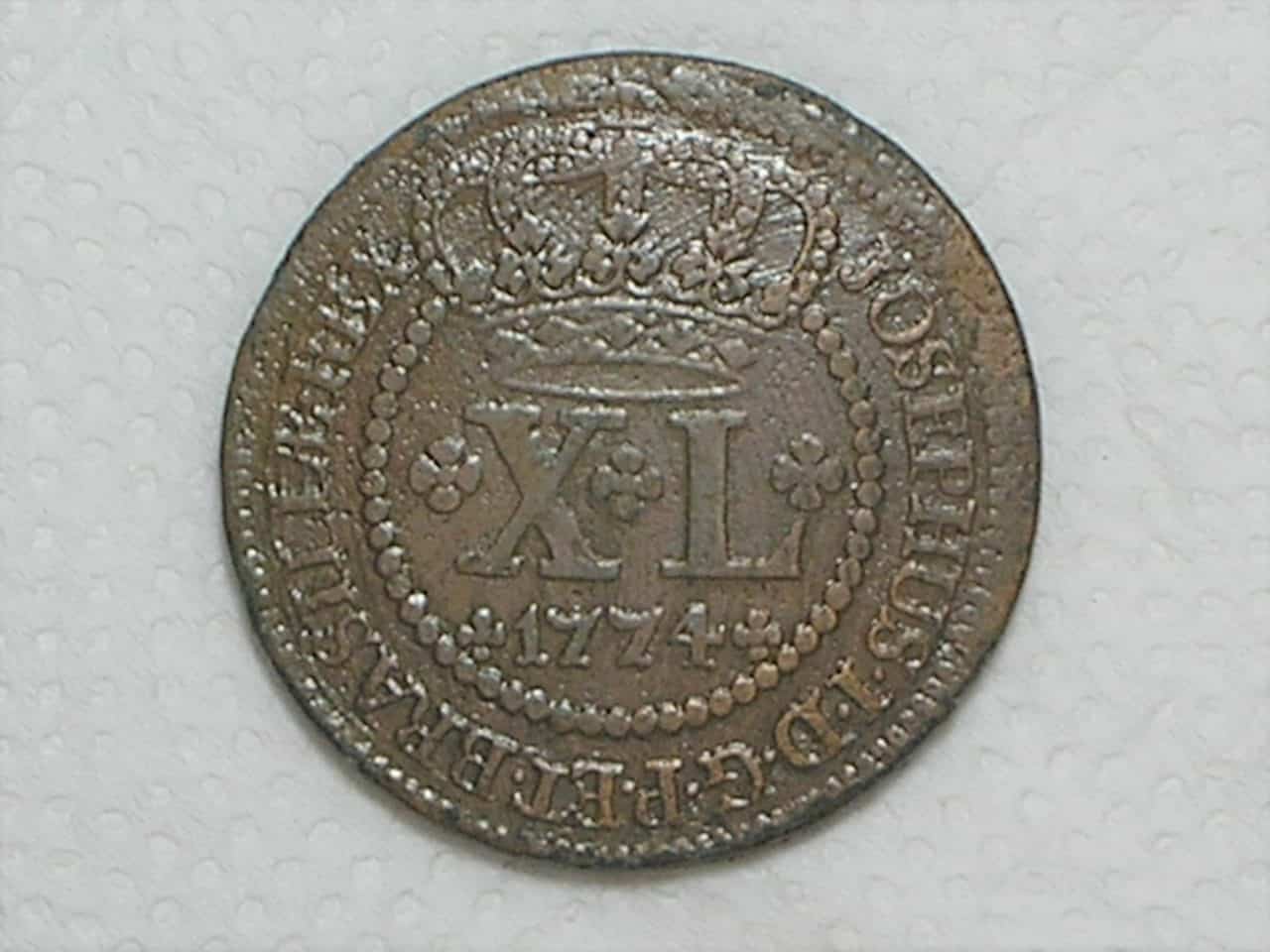 | Casa do Colecionador XL Réis – 1774 = 43 Perolas / Corôa Baixa / Data entre Cruzetas / Colônia de D. Jose I – Casa da Moeda de Lisboa / Escassa / Cobre / Bc/Mbc / Box23