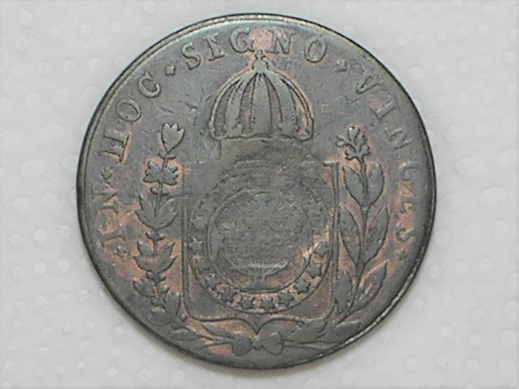 | Casa do Colecionador 80 Réis – 1828 Rio = 21 Tulipas / Florões Obliquos / Carimbo 40 / Império D. Pedro I / Cobre / Mbc / Box24