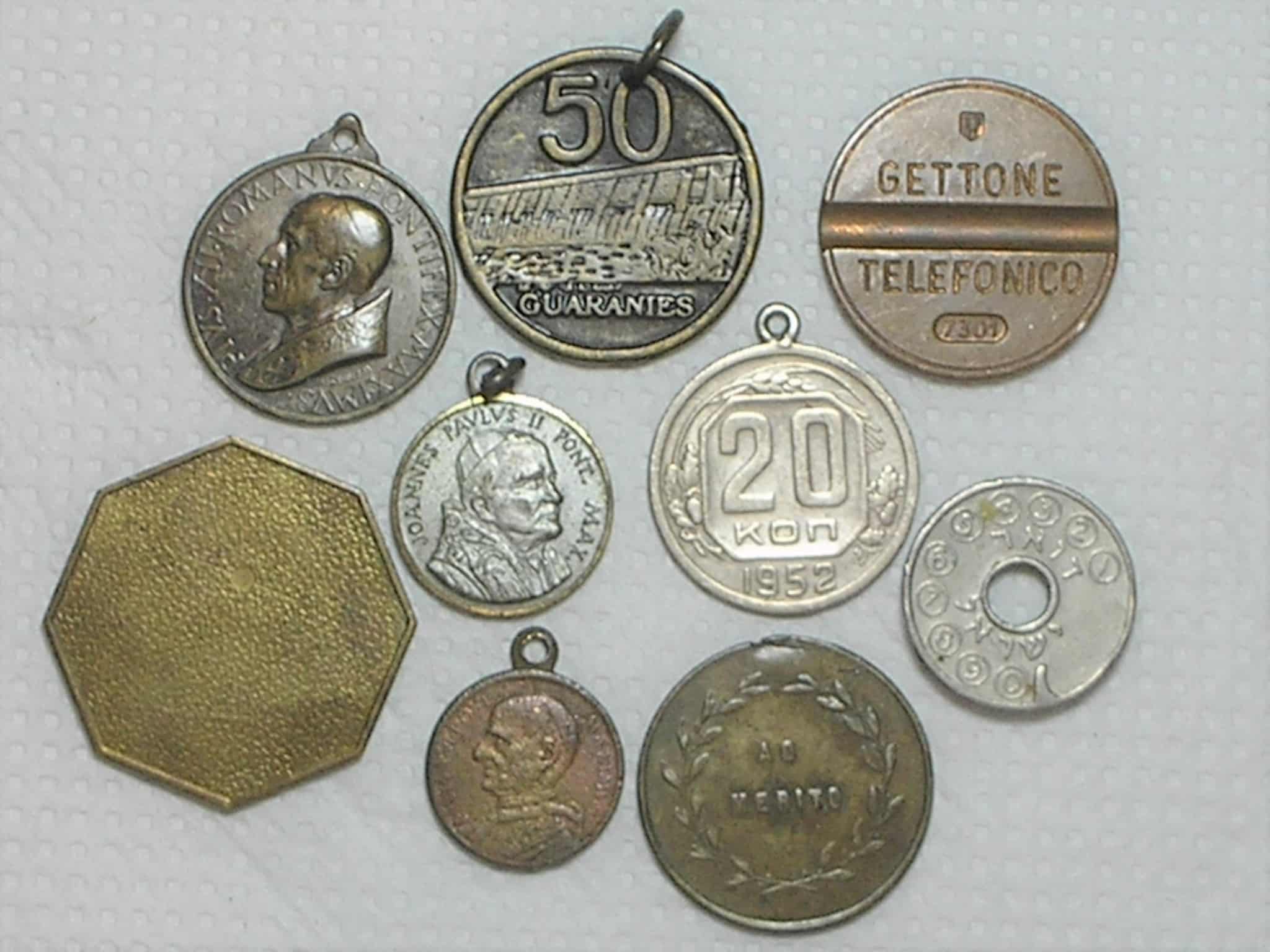 | Casa do Colecionador Diversos: 5 Medalhas e 4 Fichas antigas / cod.900