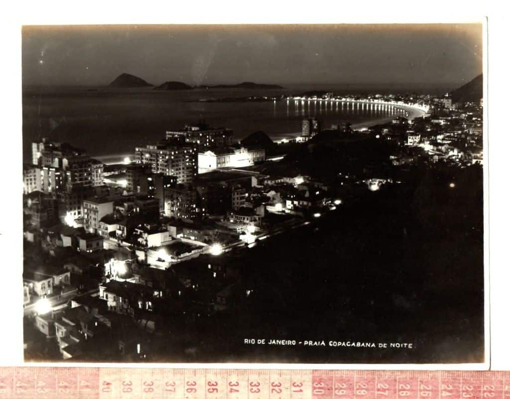 | Casa do Colecionador Fotografia Antiga - Vista Noturna Praia de Copacabana - Anos 40