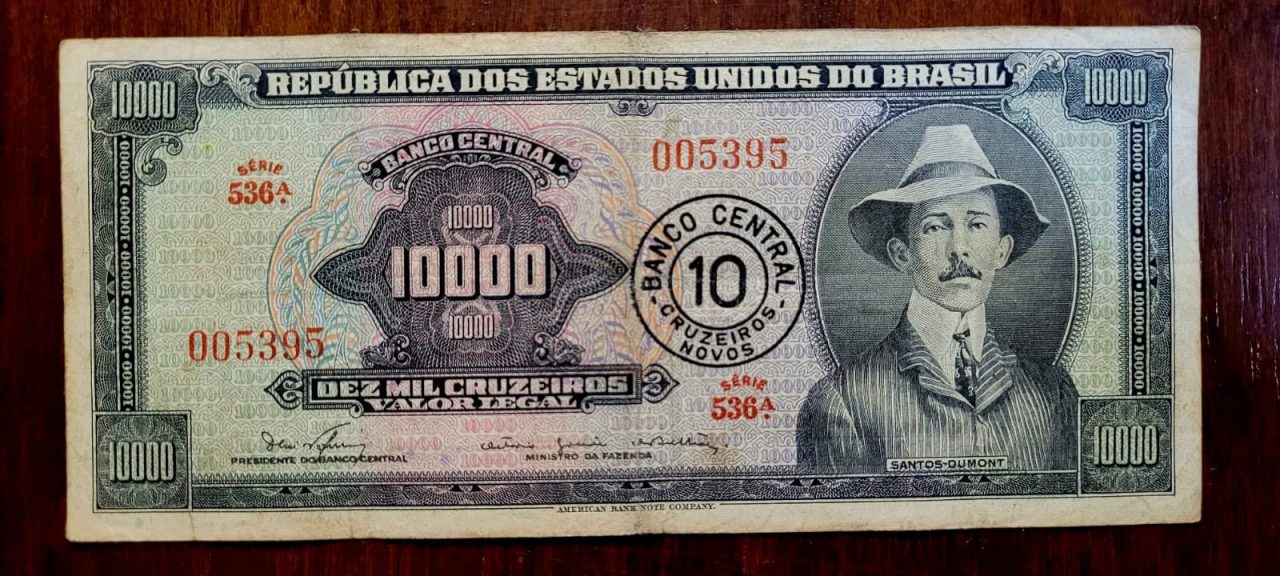 | Casa do Colecionador 10.000 (Dez Mil Cruzeiros) com Carimbo de 10 Cruzeiros Novos (Santos Dumont) - Cédula C124 - MBC - Nº 005395 (Ano 1966)