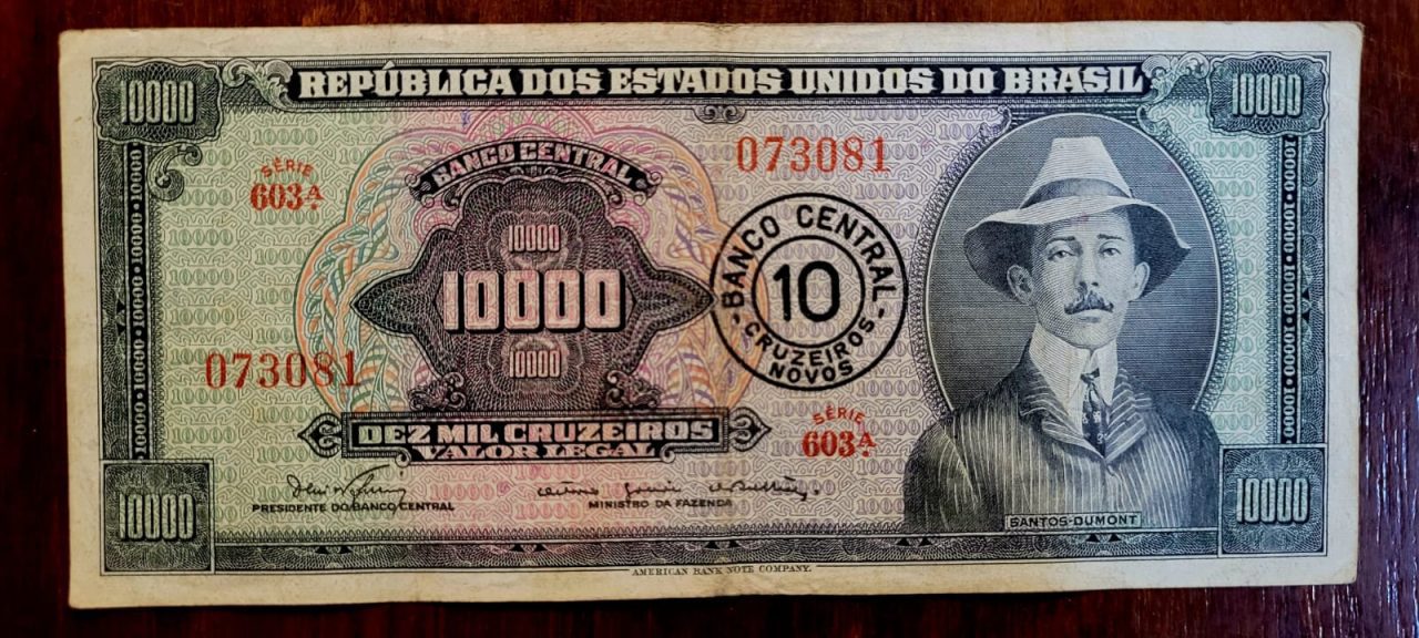 | Casa do Colecionador 10.000 (Dez Mil Cruzeiros) com Carimbo de 10 Cruzeiros Novos (Santos Dumont) - Cédula C124a - MBC - Nº 073081 (Ano 1966)