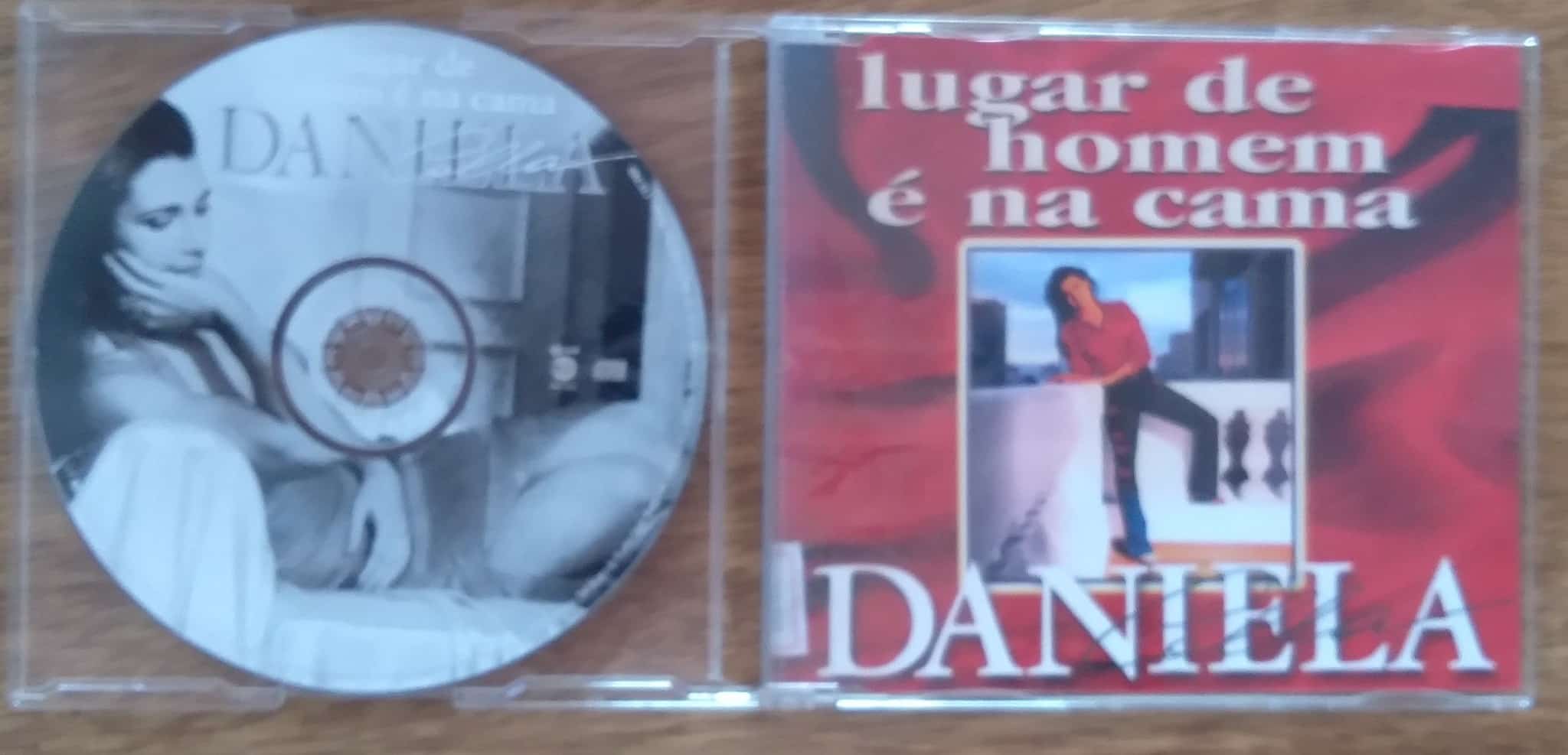 | Casa do Colecionador Cd slim promo Daniela Colla / Lugar de homem é na cama.