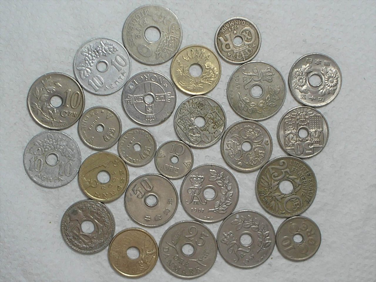 | Casa do Colecionador 24 moedas furadas todas com diferentes datas / m390
