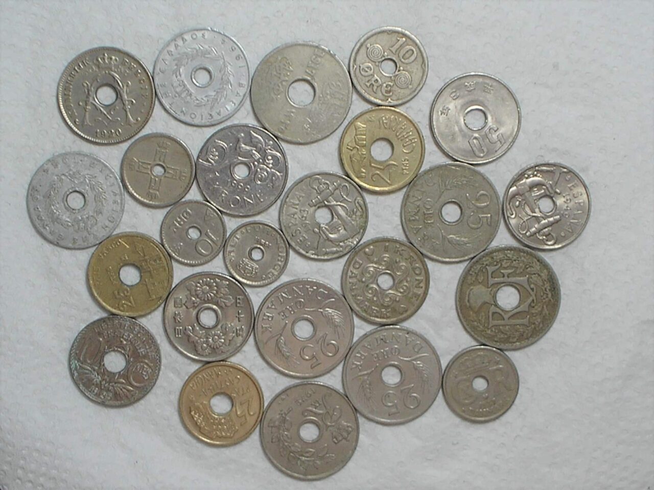 | Casa do Colecionador 24 moedas furadas todas com diferentes datas / m390