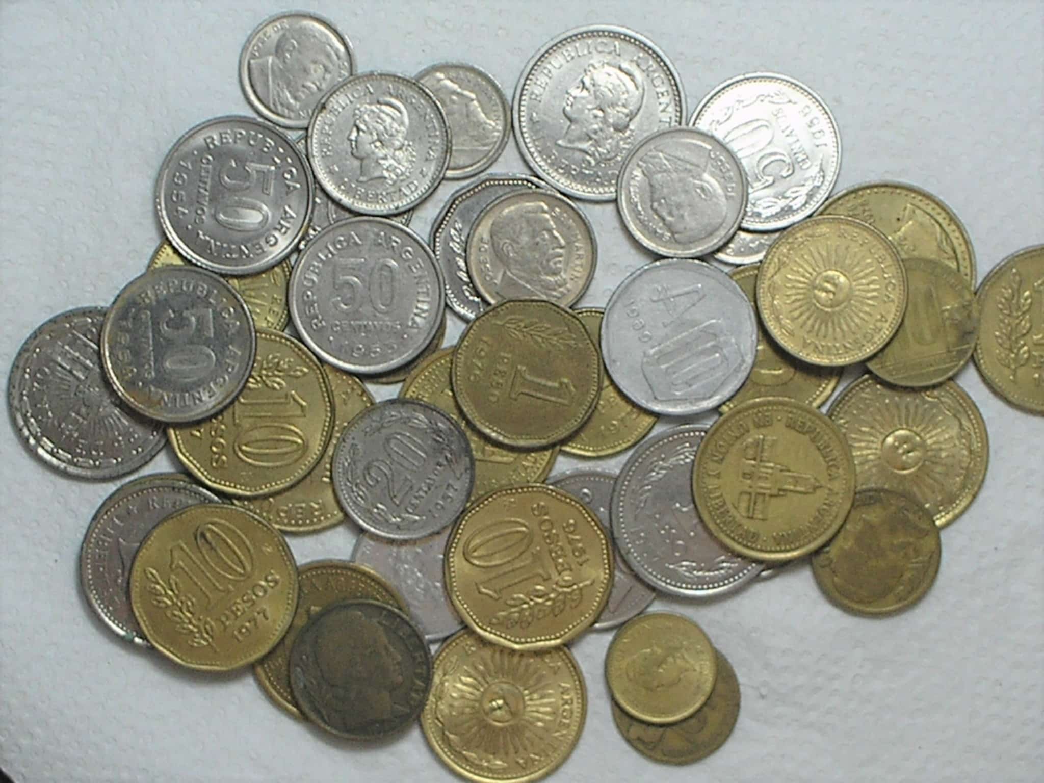| Casa do Colecionador 43 Moedas diversas da Argentina / Carimbo de piratini e outras / m390