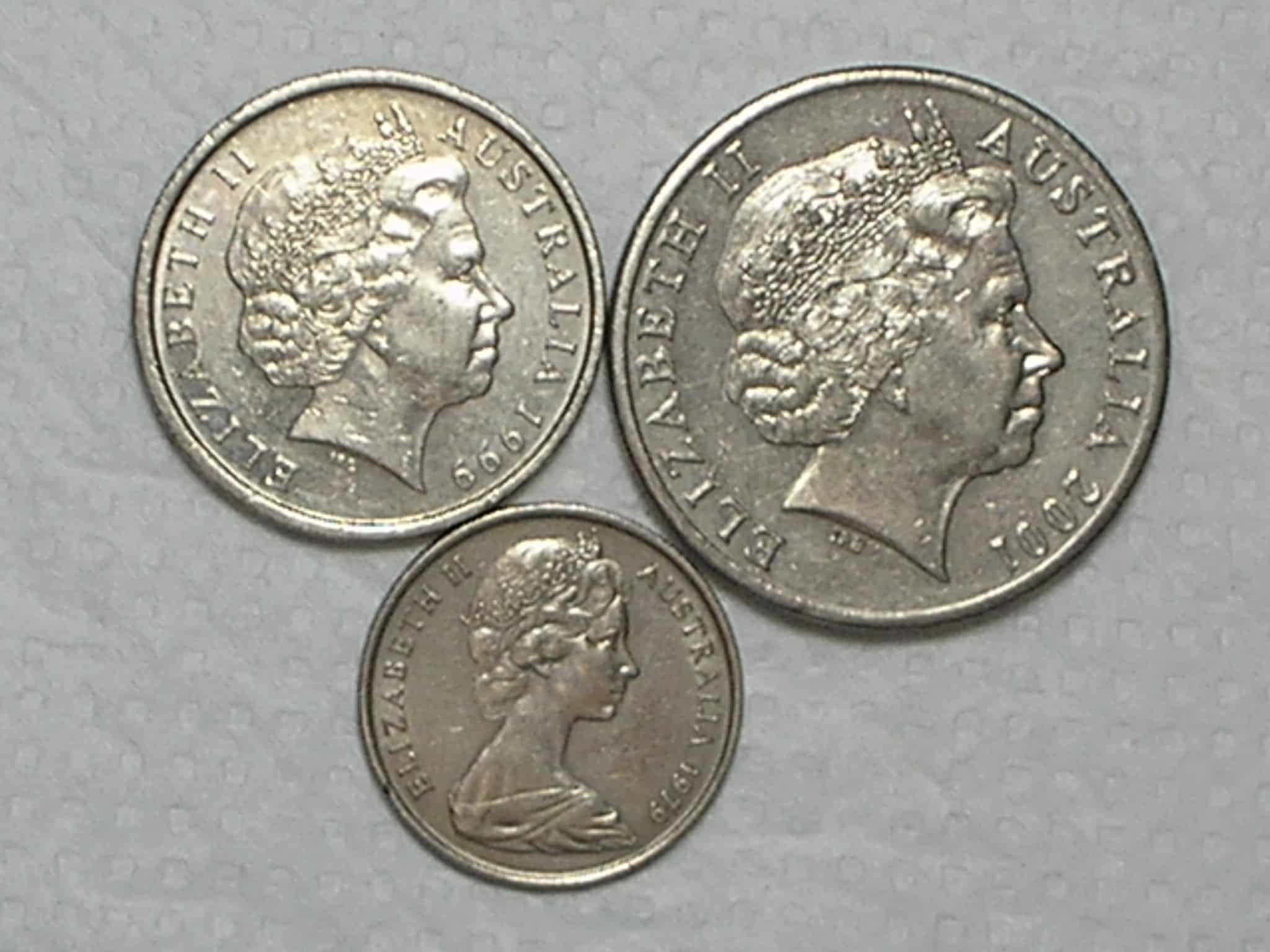 | Casa do Colecionador Australia) 5 Cents - 1979 + 10 Cents - 1999 + 20 Cents - 2001 Elizabeth II / Co-ni / box30