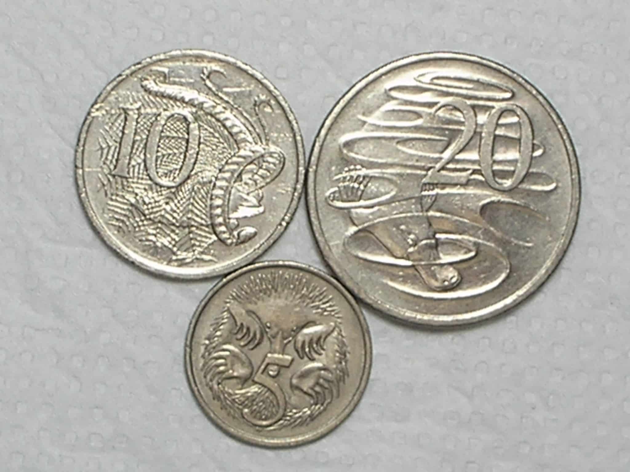 | Casa do Colecionador Australia) 5 Cents - 1979 + 10 Cents - 1999 + 20 Cents - 2001 Elizabeth II / Co-ni / box30