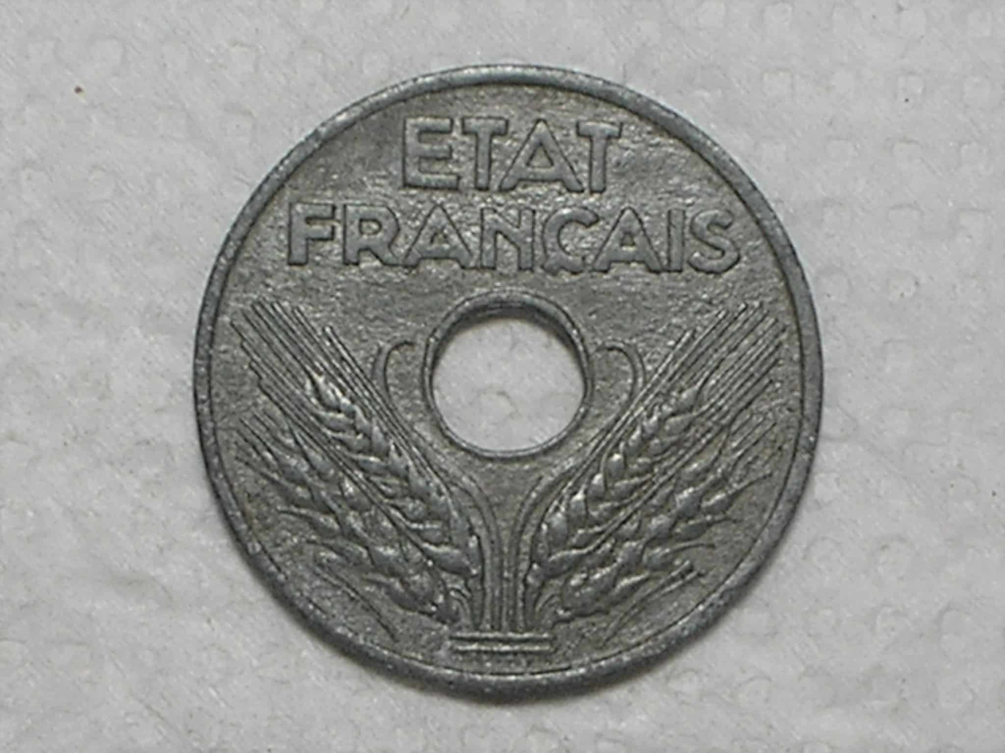 | Casa do Colecionador França) 20 Centimes - 1943 / Data Escassa / Zinco / box30