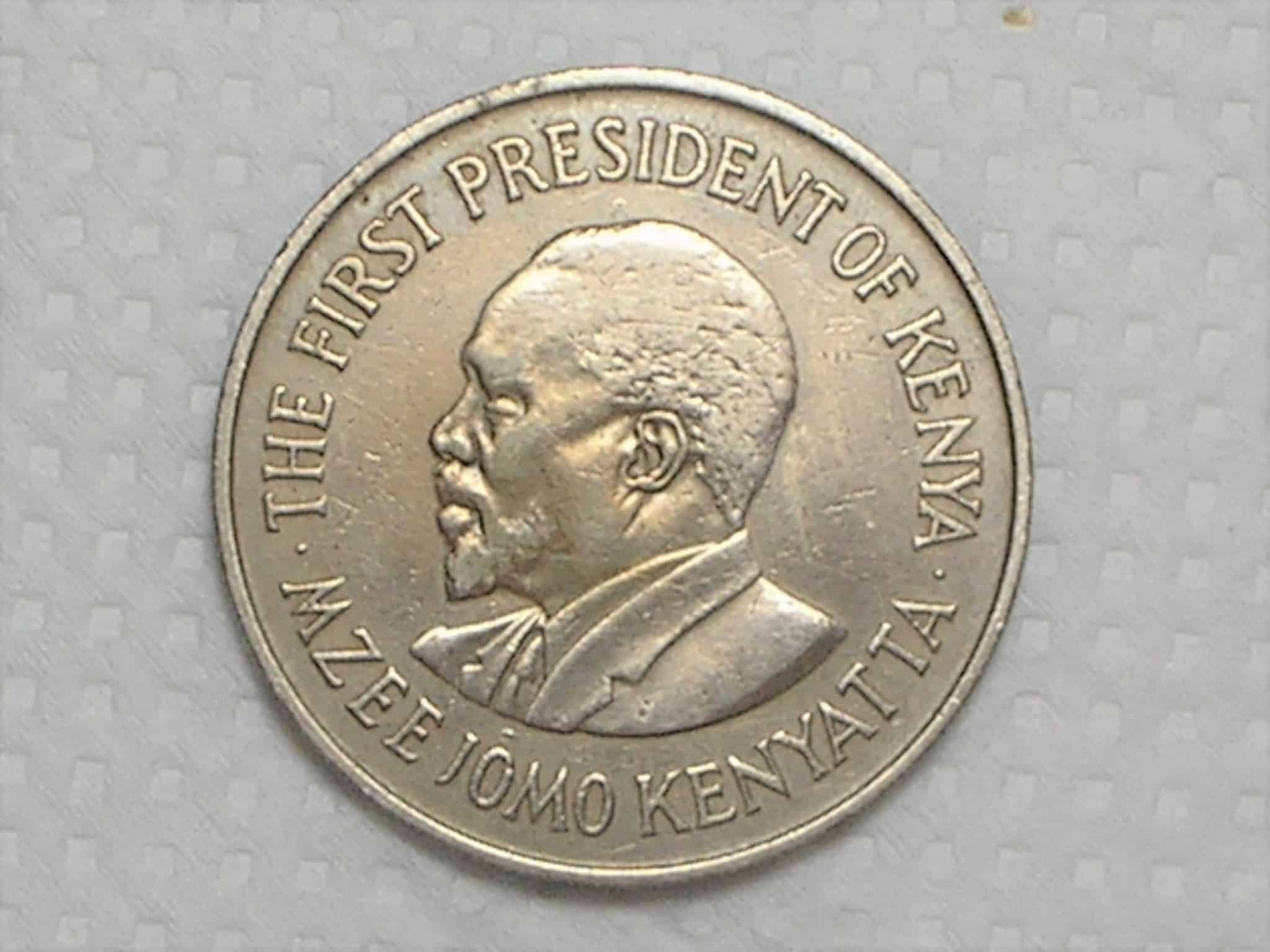 | Casa do Colecionador Kenya) 1 Shilling - 1971 / Co-Ni / box31