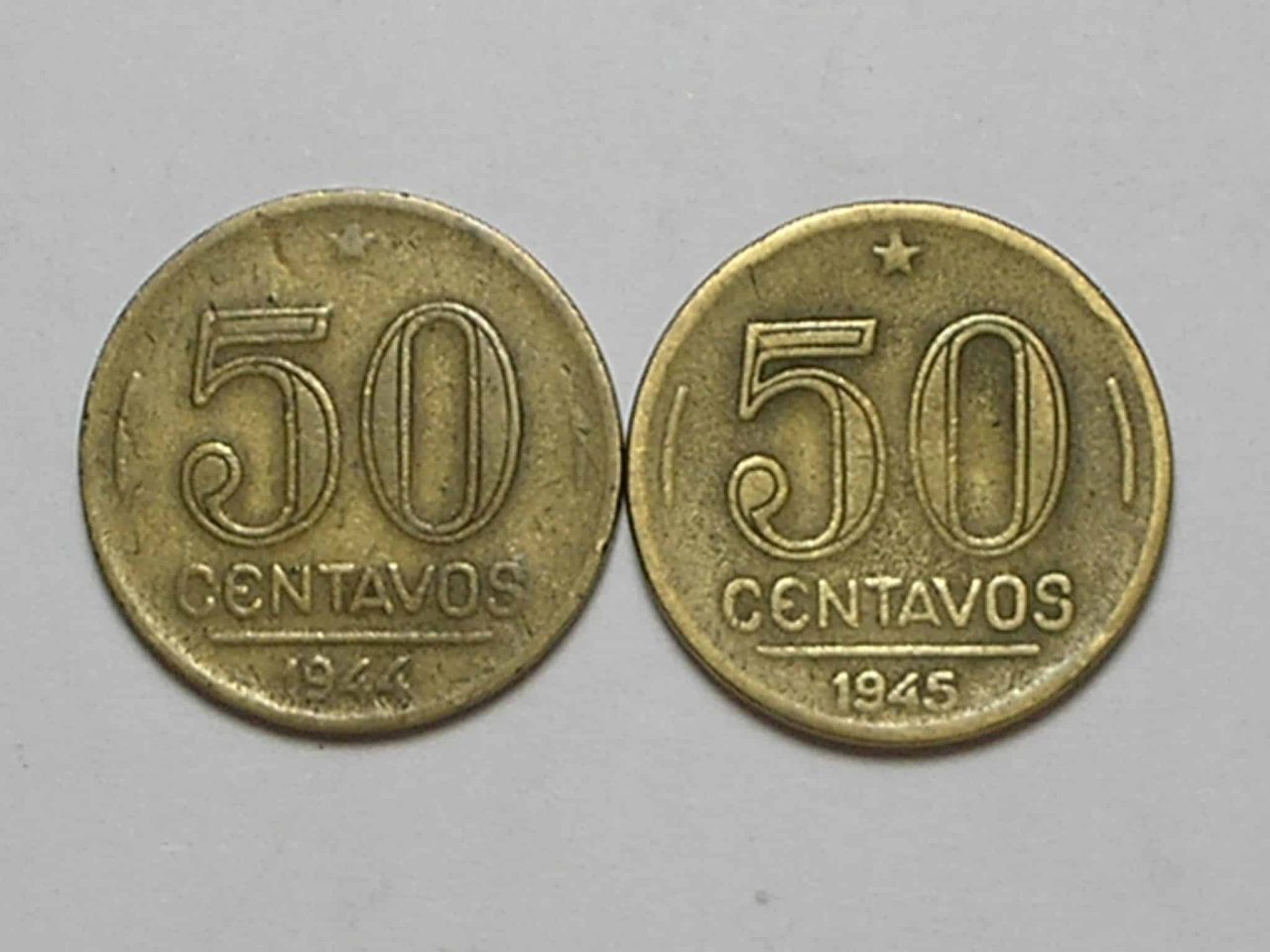 | Casa do Colecionador 50 Centavos – 1944 com Sigla e 1945 Sem Sigla – Catalogada / Duas moedas