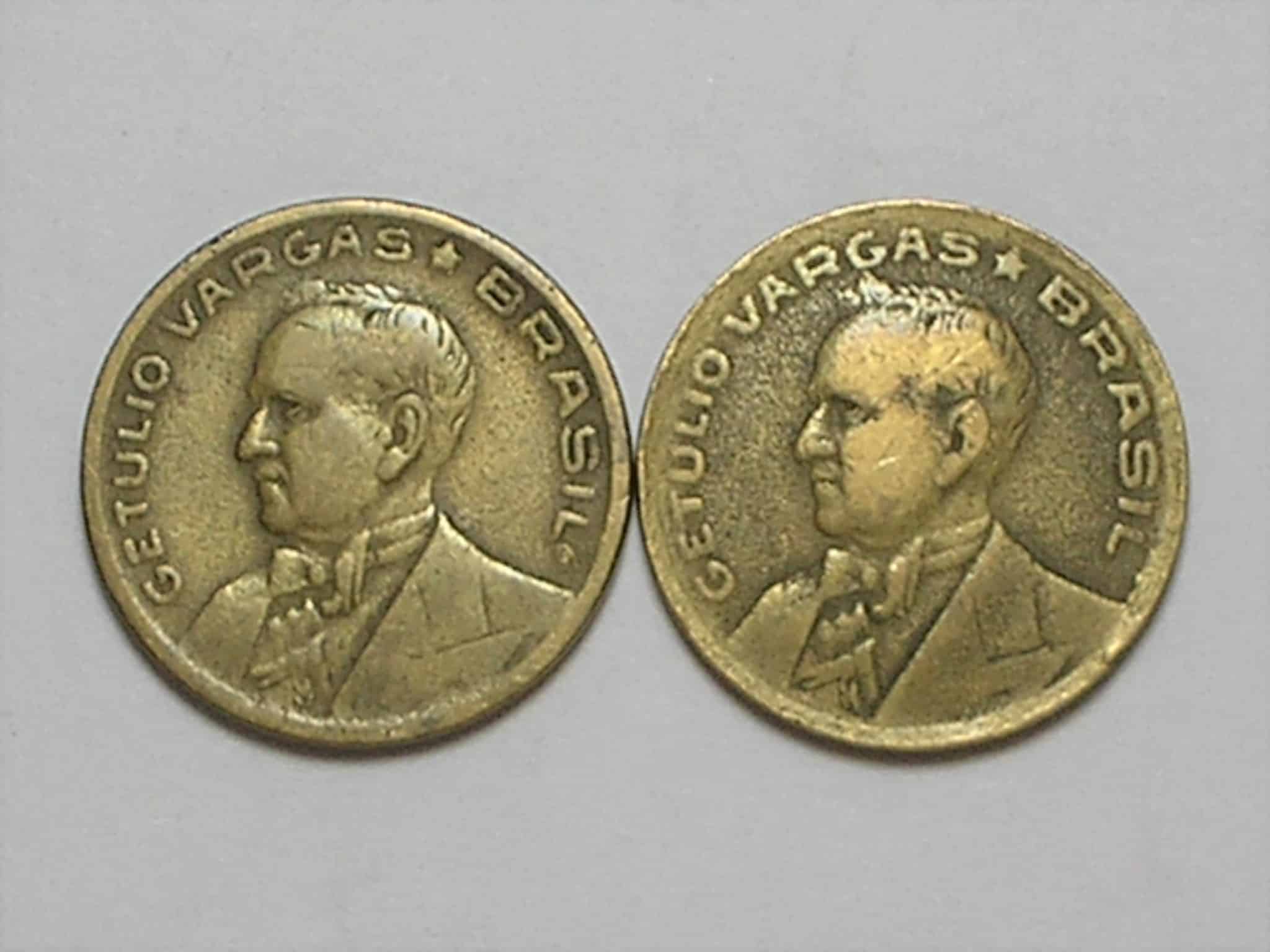 | Casa do Colecionador 50 Centavos – 1944 com Sigla e 1945 Sem Sigla – Catalogada / Duas moedas