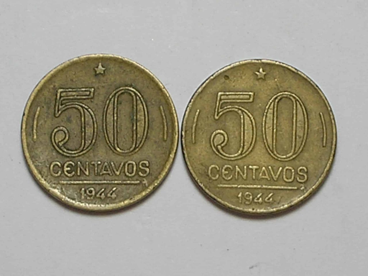 | Casa do Colecionador 50 Centavos – 1944 / Variante Sem Sigla e com Sigla – Catalogada / Duas moedas