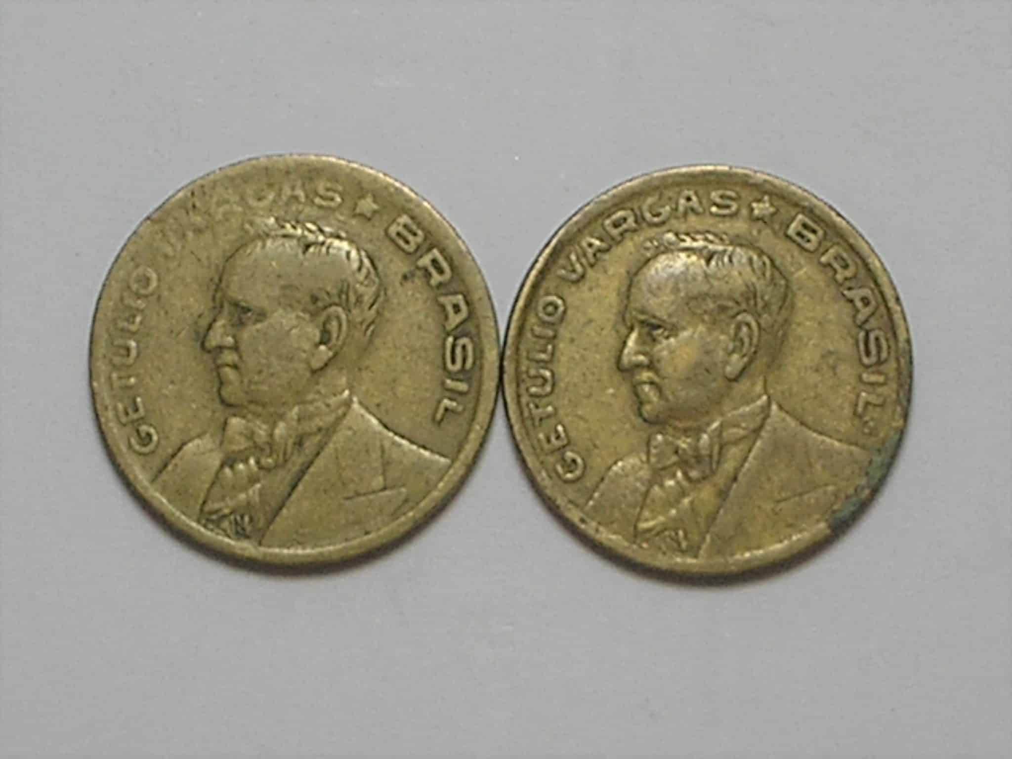 | Casa do Colecionador 50 Centavos – 1944 / Variante Sem Sigla e com Sigla – Catalogada / Duas moedas