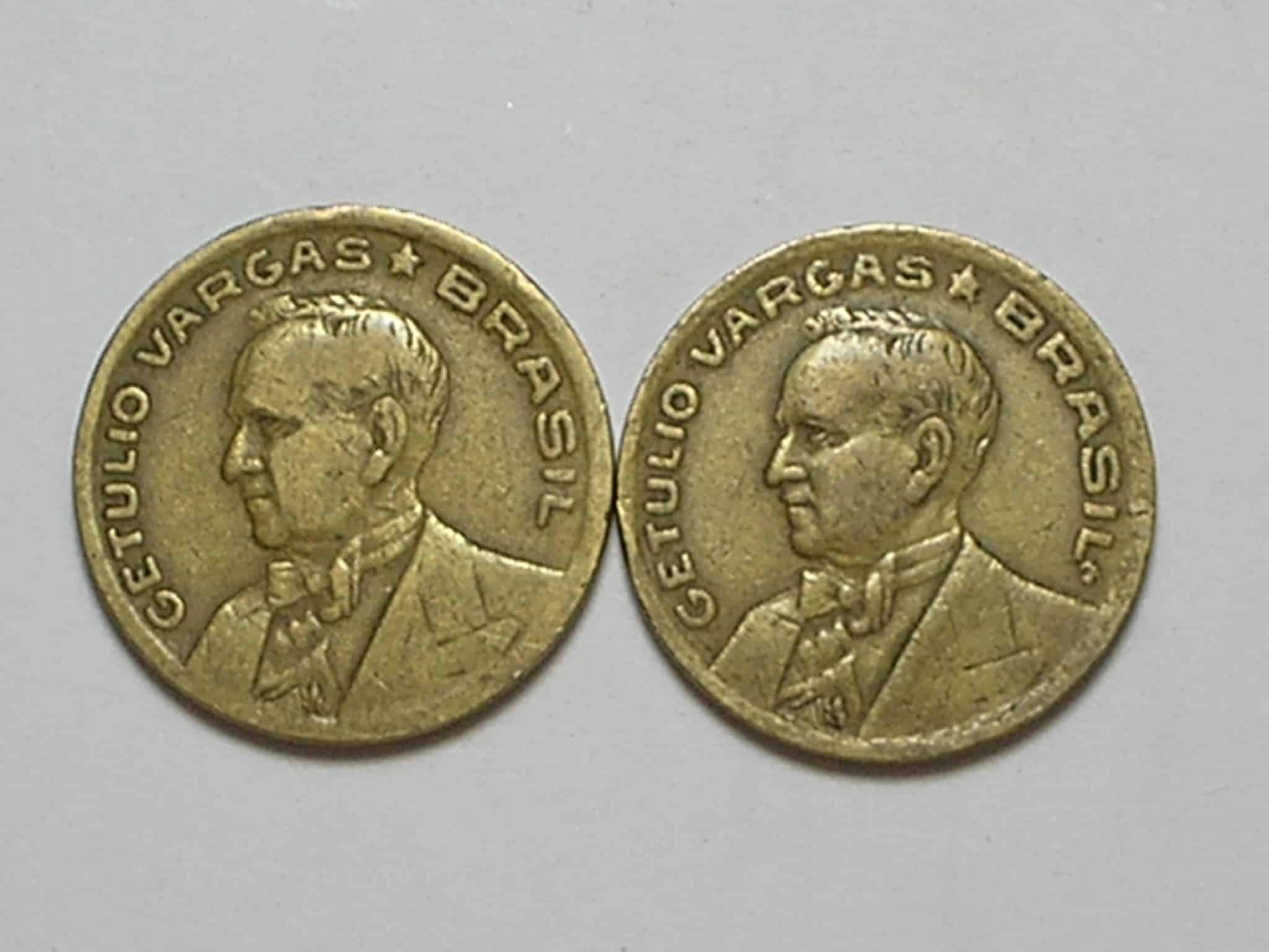 | Casa do Colecionador 50 Centavos – 1944 / Variante Sem Sigla e com Sigla – Catalogada / Duas moedas