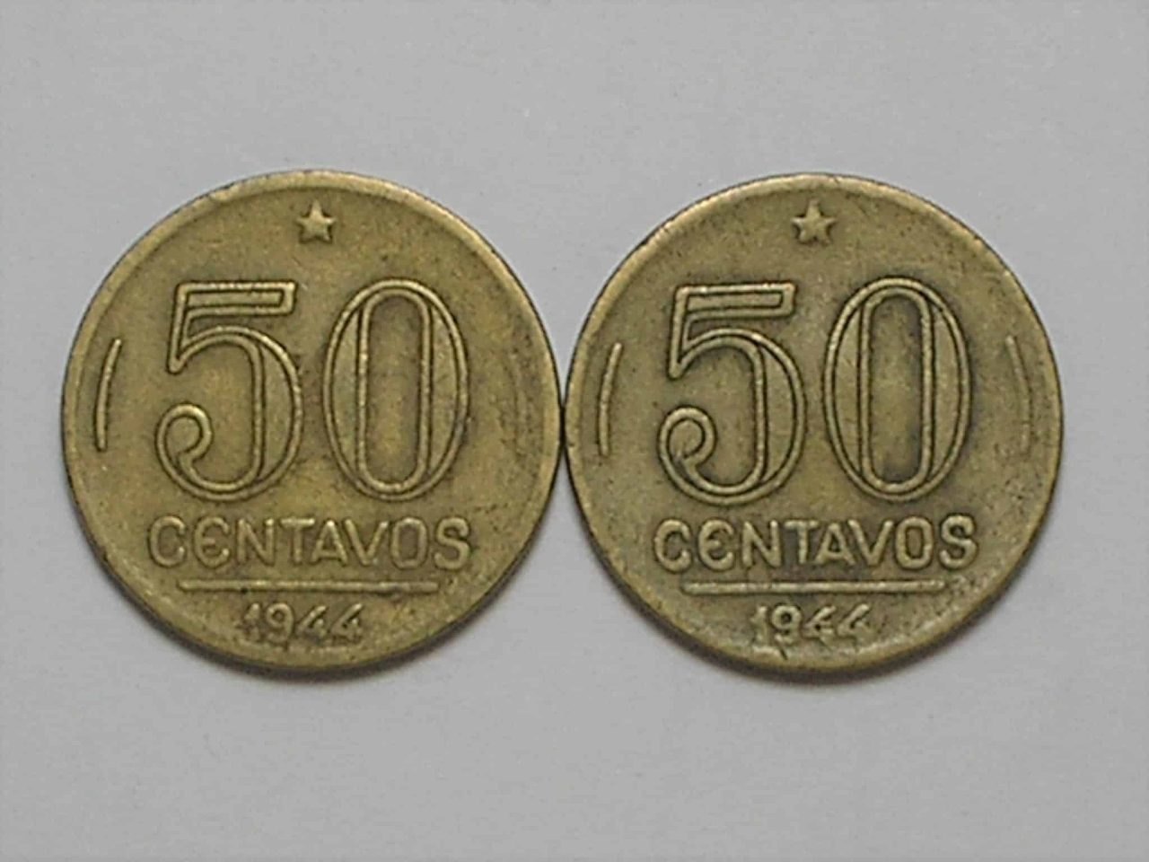 | Casa do Colecionador 50 Centavos – 1944 / Variante Sem Sigla e com Sigla – Catalogada / Duas moedas