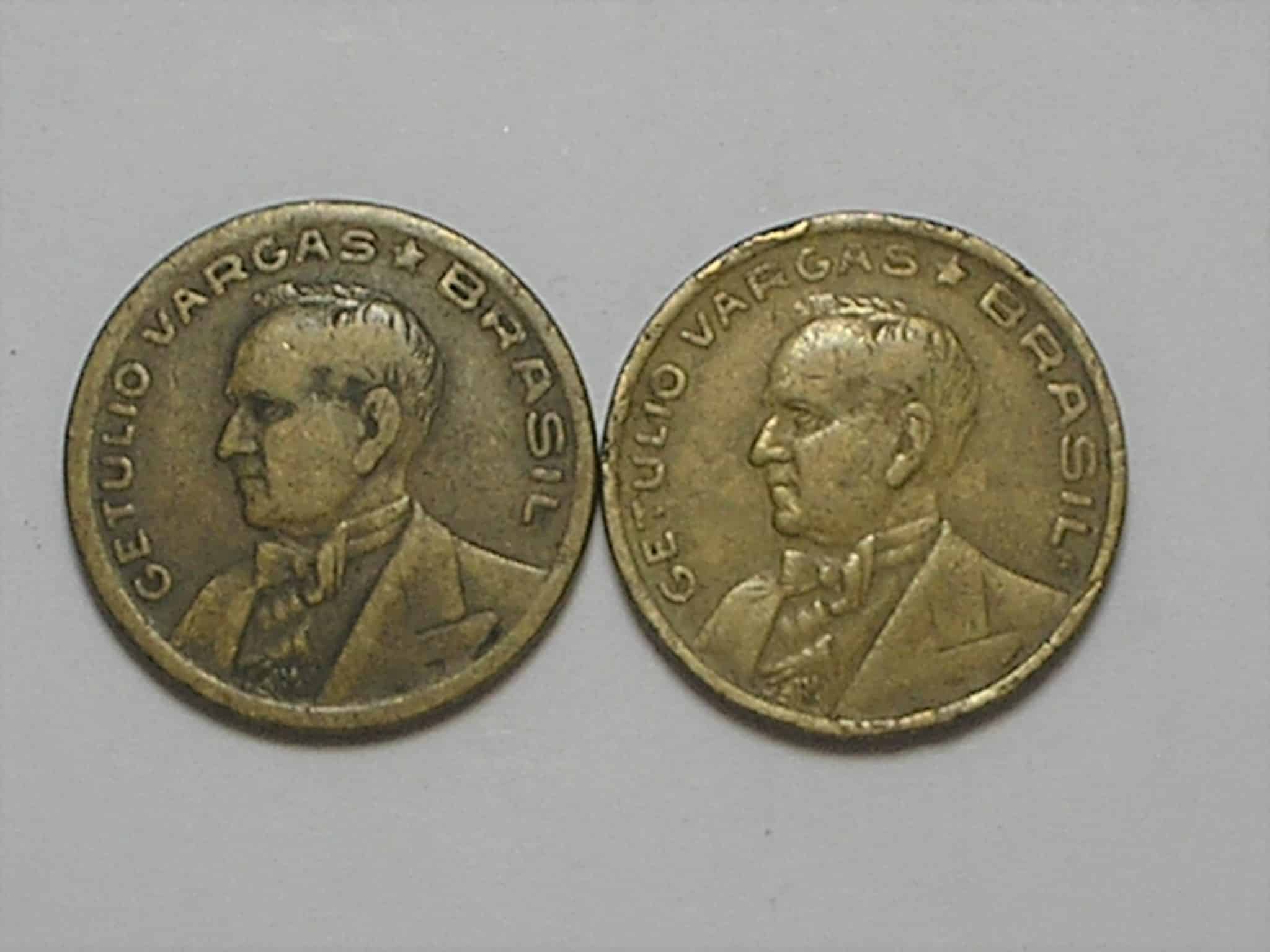 | Casa do Colecionador 50 Centavos – 1944 / Variante Sem Sigla e com Sigla – Catalogada / Duas moedas