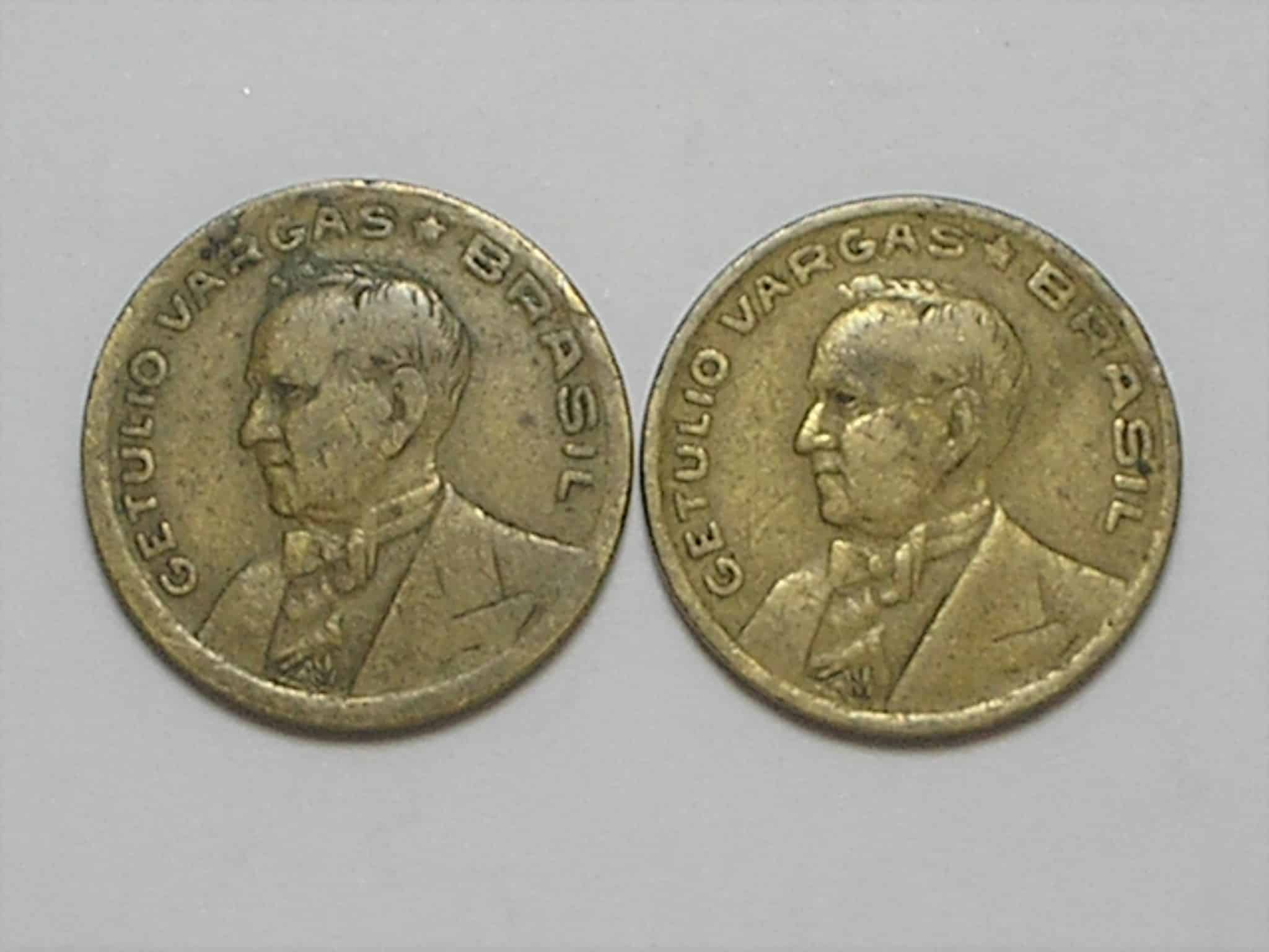 | Casa do Colecionador 50 Centavos – 1944 / Variante Sem Sigla – uma com 4 empastado / Catalogadas / Duas moedas