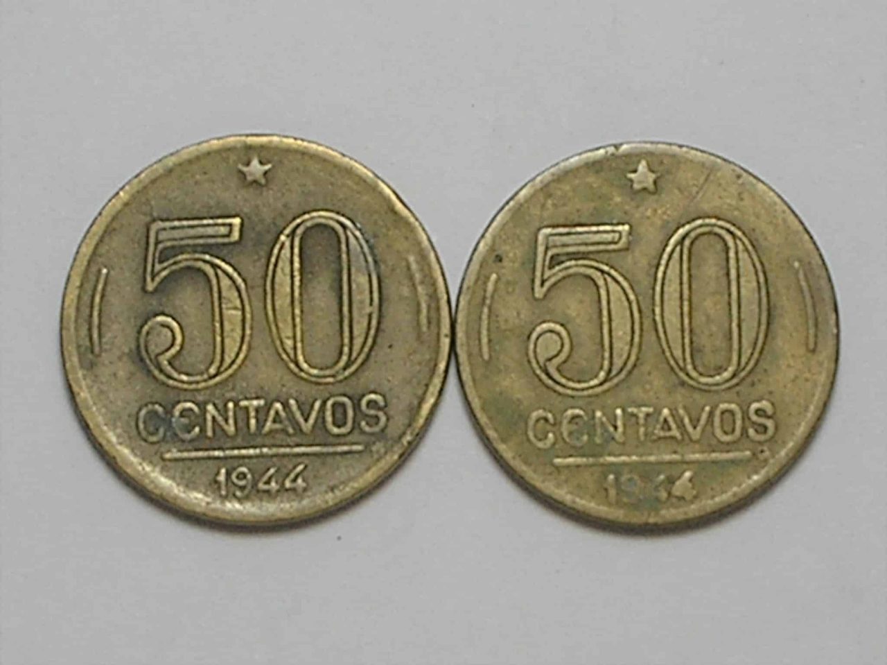 | Casa do Colecionador 50 Centavos – 1944 / Variante Sem Sigla – uma com 4 empastado / Catalogadas / Duas moedas
