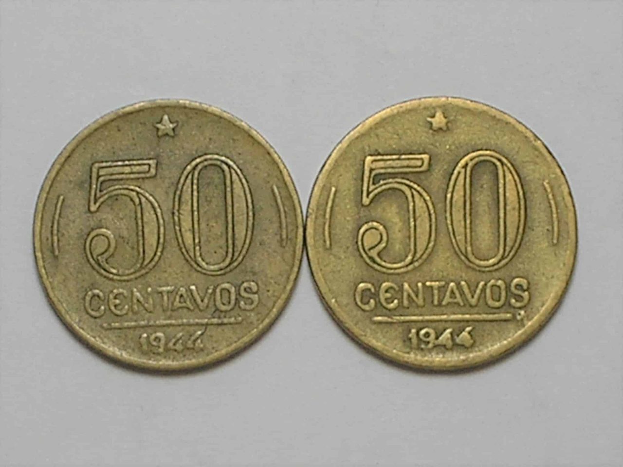 | Casa do Colecionador 50 Centavos – 1944 / Variante Sem Sigla – uma com 44 empastado / Catalogadas / Duas moedas