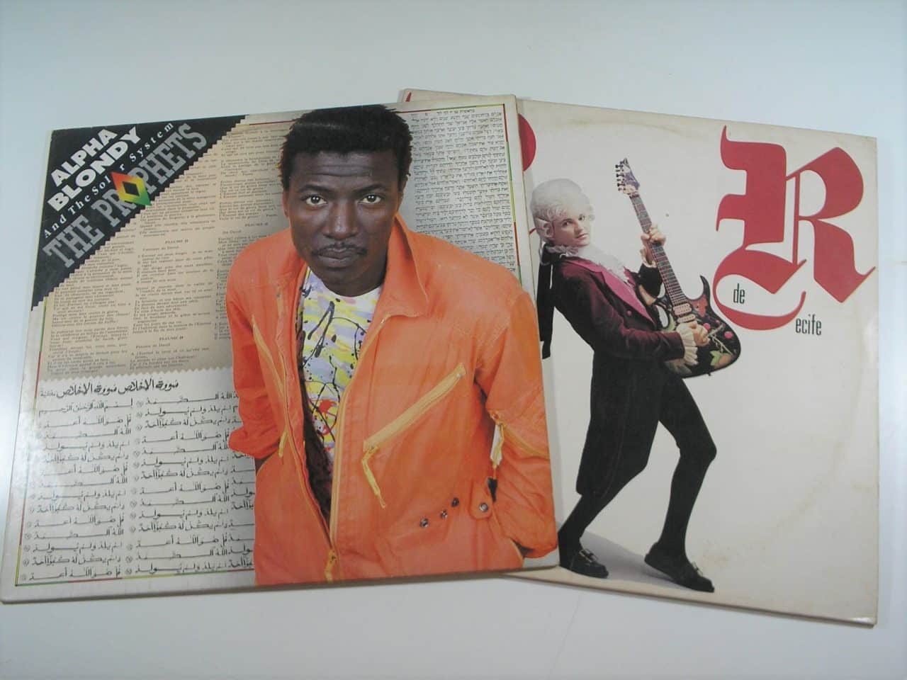 Dois Discos Lp de Sucessos / 1) Robertinho de Recife Incluindo tema da novela Pantanal P.1990 e 2) Alpha Blondy The Prophets - P.1989 / Discos muito bem conservados