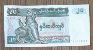 Cédula Myanmar de 20 flor de estampa