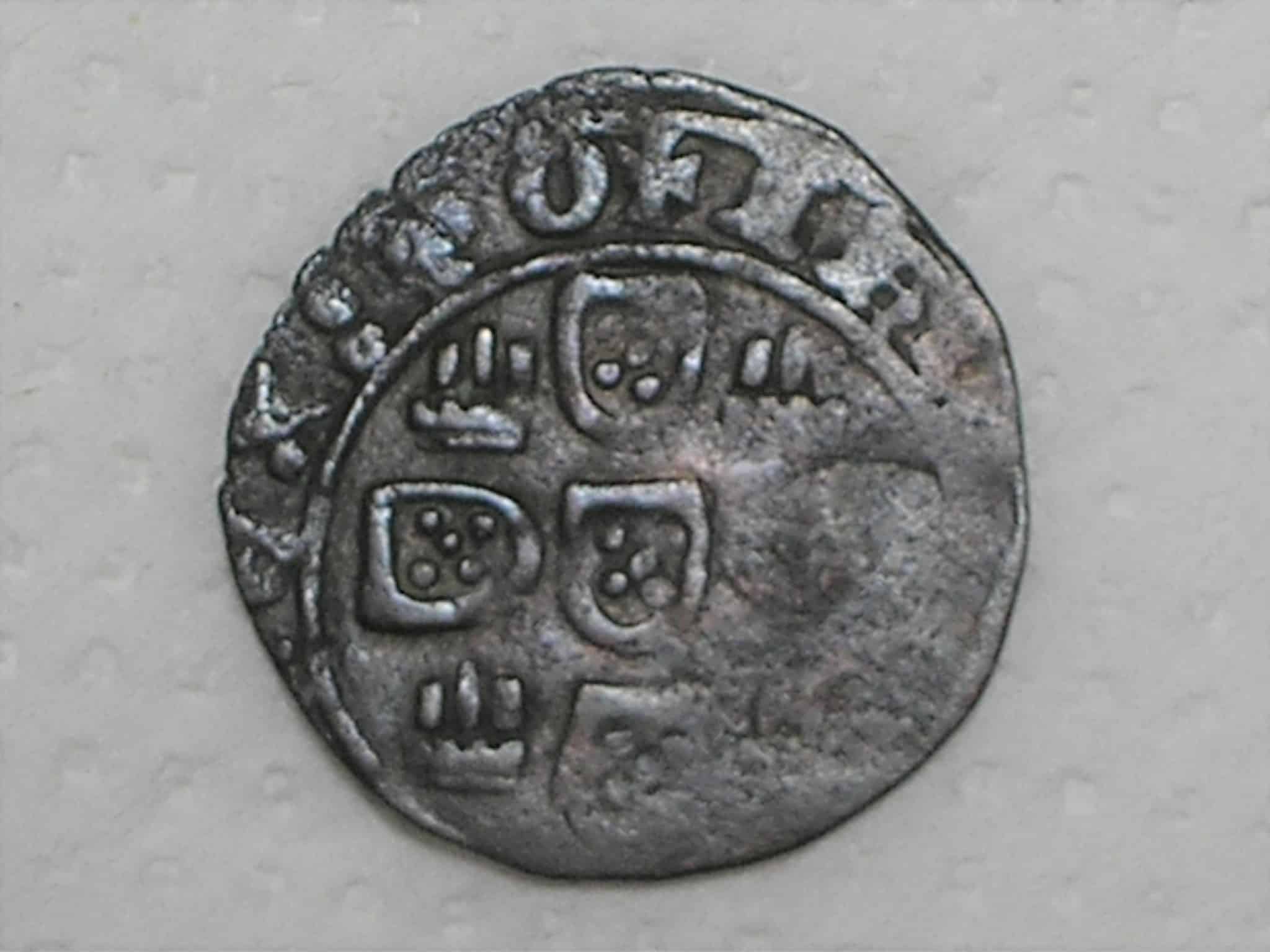 | Casa do Colecionador " Portugal) Real Preto - 1415 a 1433 / Lisbôa (L) - D. João I Regência e Reinado / Classificação: Palavras separadas por dois aneletes. No interior de um círculo formado por dois arcos. As iniciais IHNS coroadas, abaixo a letra (L). / Cobre / Rara / p.01