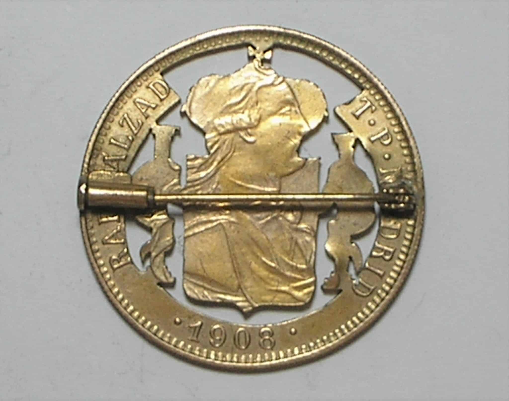 | Casa do Colecionador Botton com moeda hispana Madrid 8 Reales 1908, com prendedor, 3,6 cm, metal