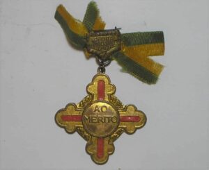 Medalha de Honra ao Mérito - oferta da colegial, 4 cm, com olhal e fita original, metal, esmaltado / Essa é uma peça rara