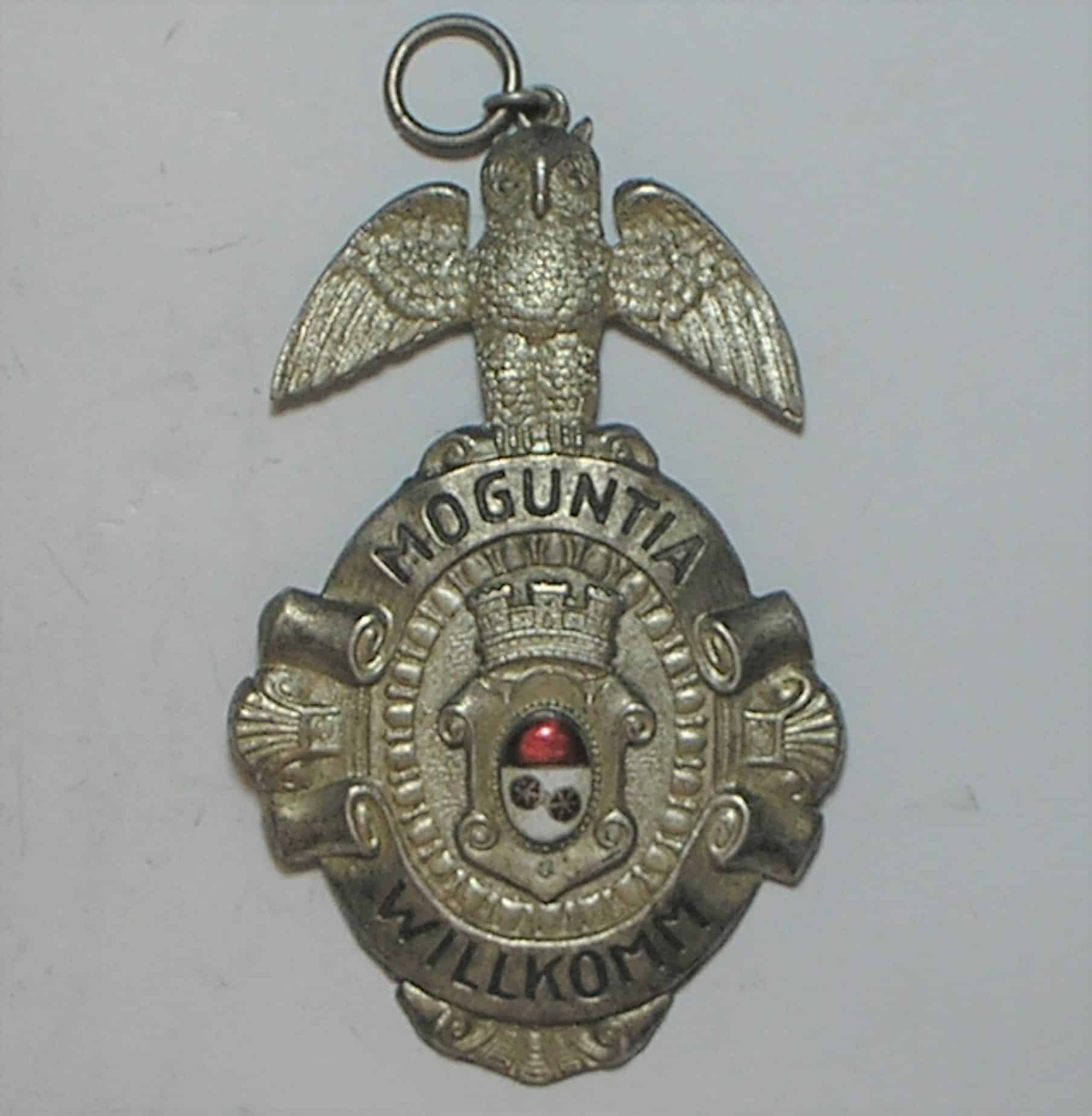 | Casa do Colecionador Militaria - Condecoração Moguntia - Willkomm - coruja, com olhal, 8 cm maior lado, Metal prateado e esmaltado