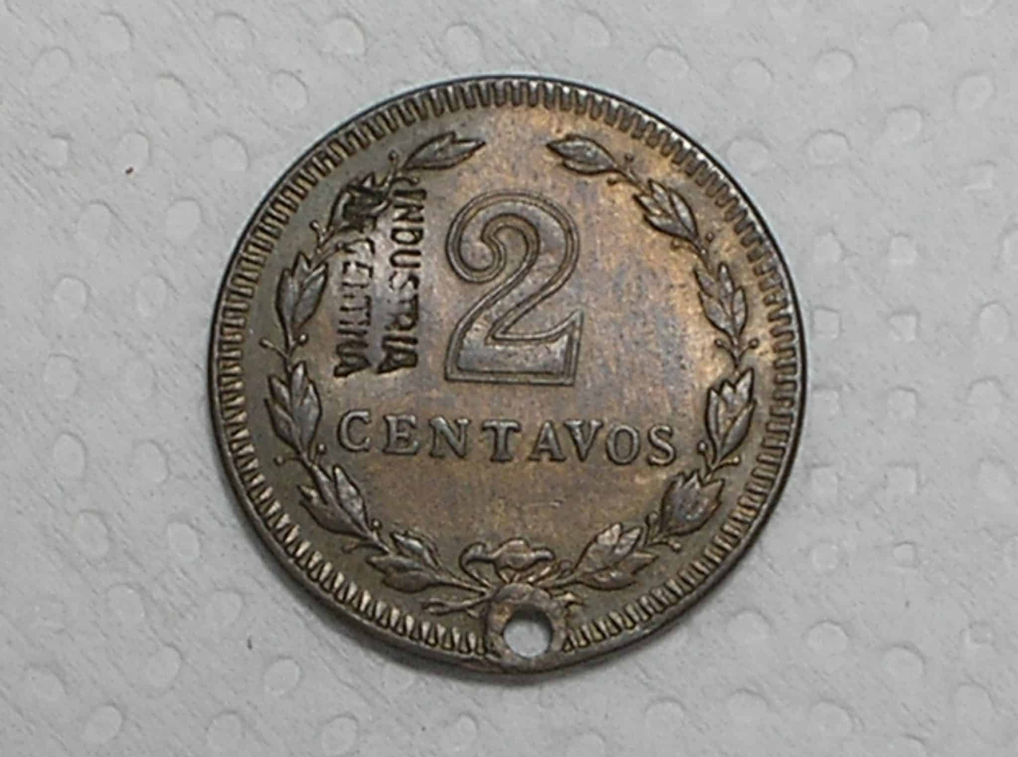 | Casa do Colecionador Argentina) 2 Centavos - 1946 com carimbo industria Argentina / Marcada com furo / Carimbo Piratini / Bronze / box32