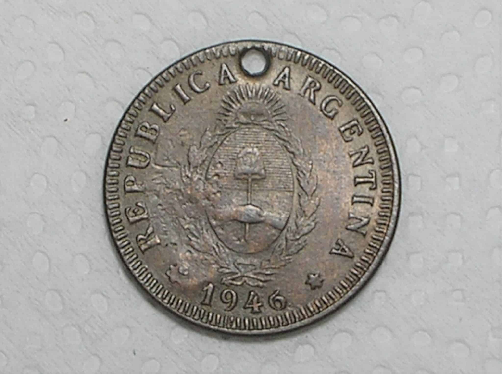 | Casa do Colecionador Argentina) 2 Centavos - 1946 com carimbo industria Argentina / Marcada com furo / Carimbo Piratini / Bronze / box32