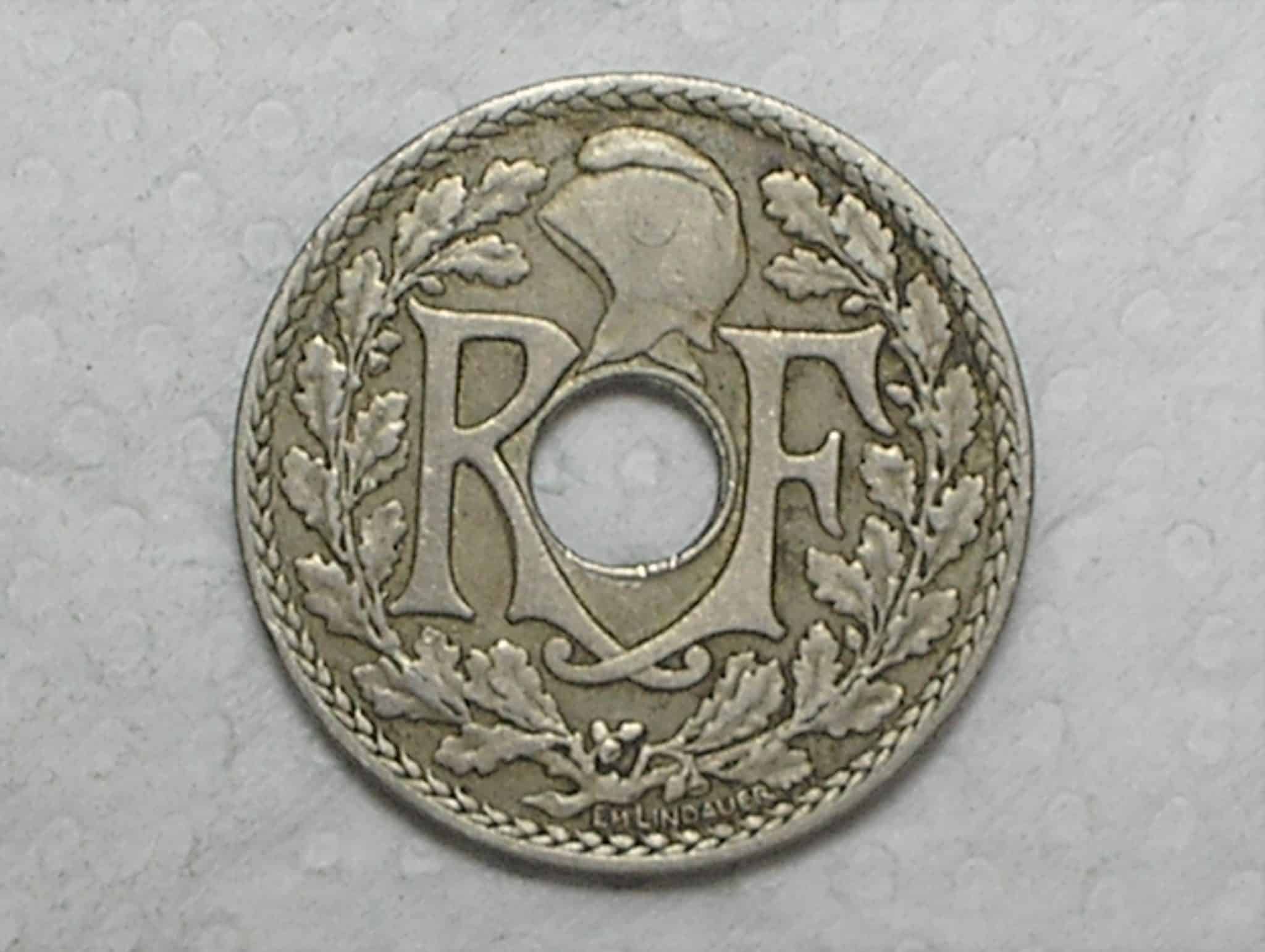 | Casa do Colecionador França) 10 Centimes - 1924 / Holed center / Co/Ni / box34