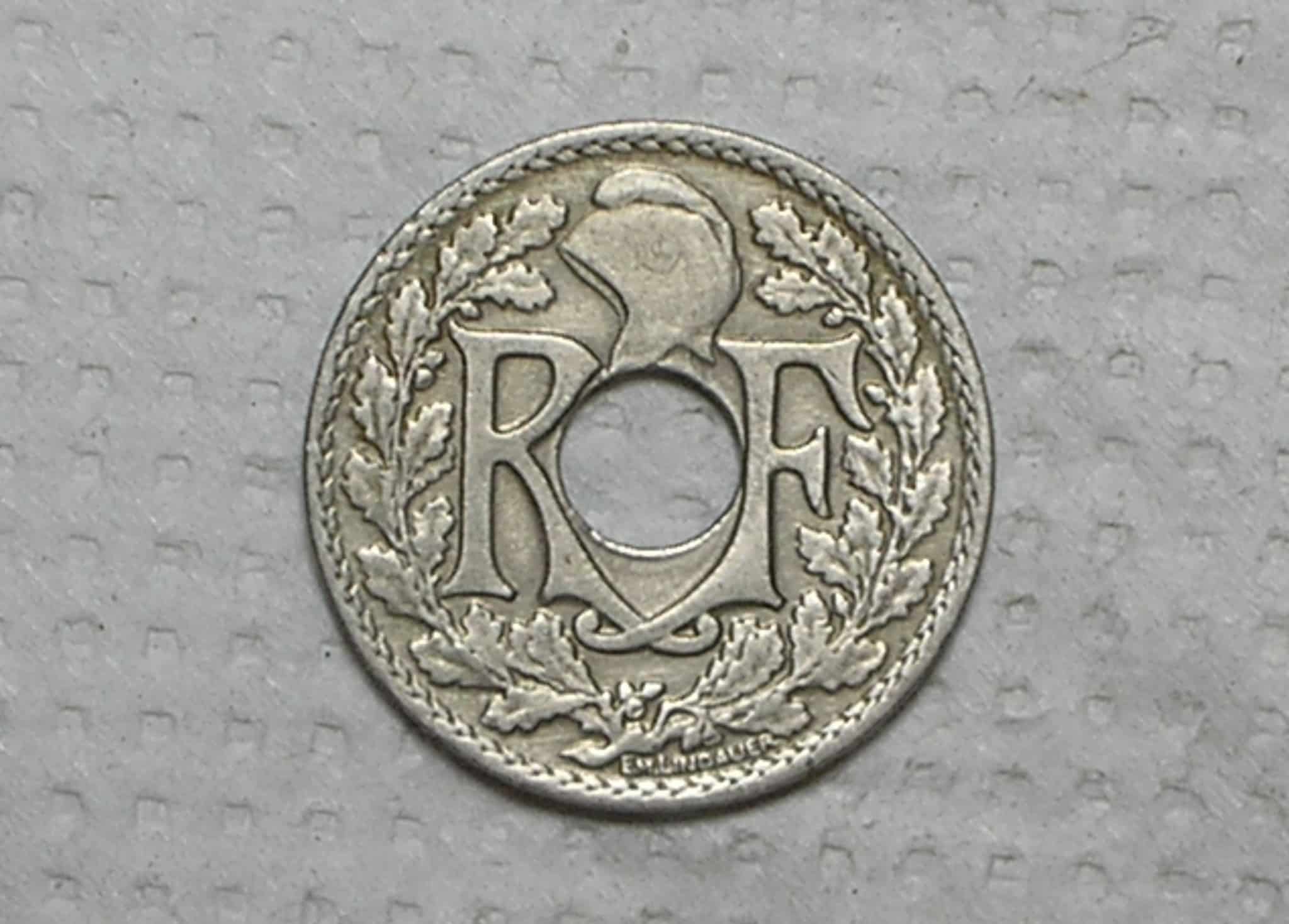 | Casa do Colecionador França) 10 Centimes - 1924 / Holed center / Co/Ni / box40