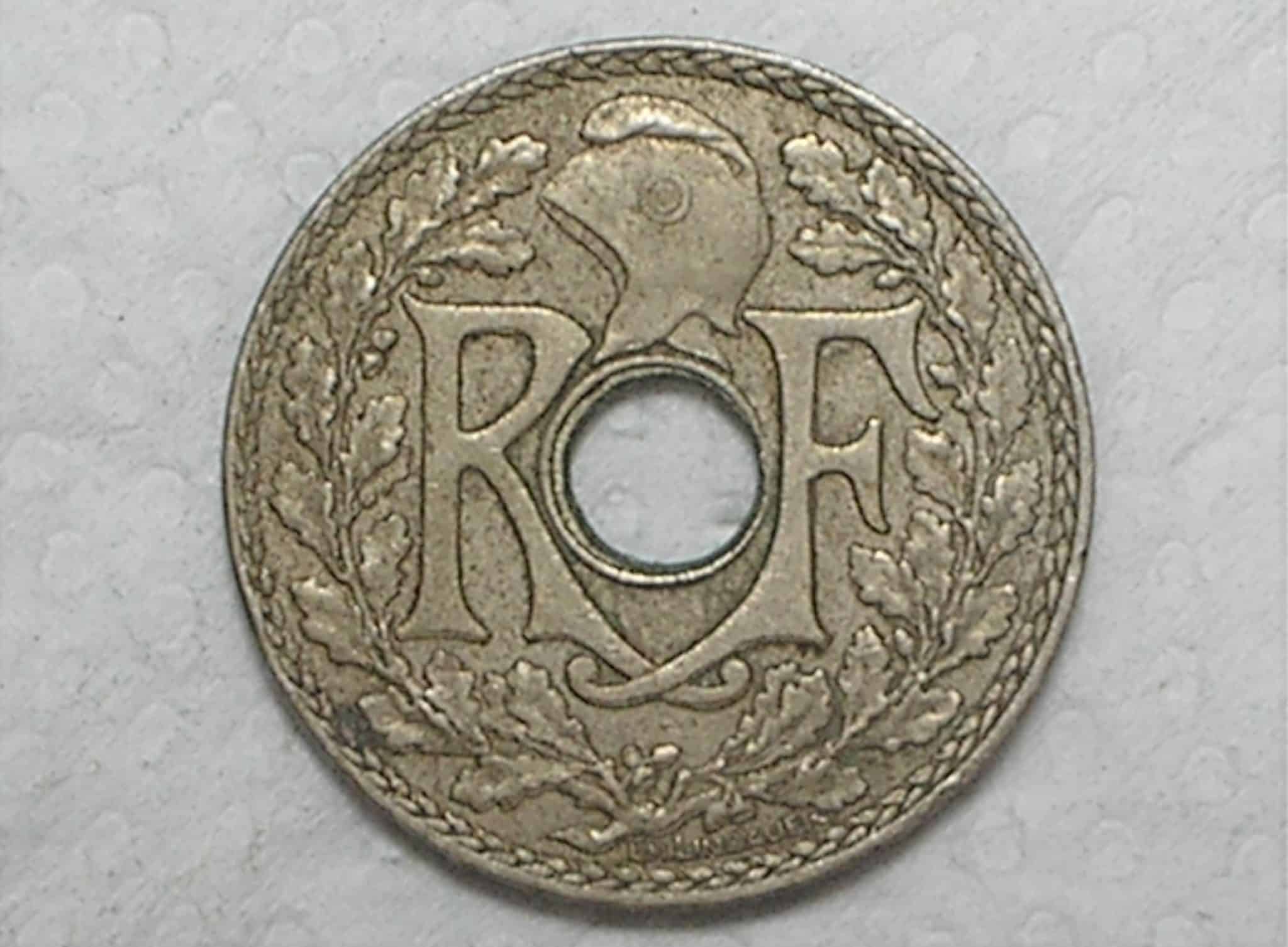 | Casa do Colecionador França) 10 Centimes - 1930 / Holed center / Co/Ni / box34