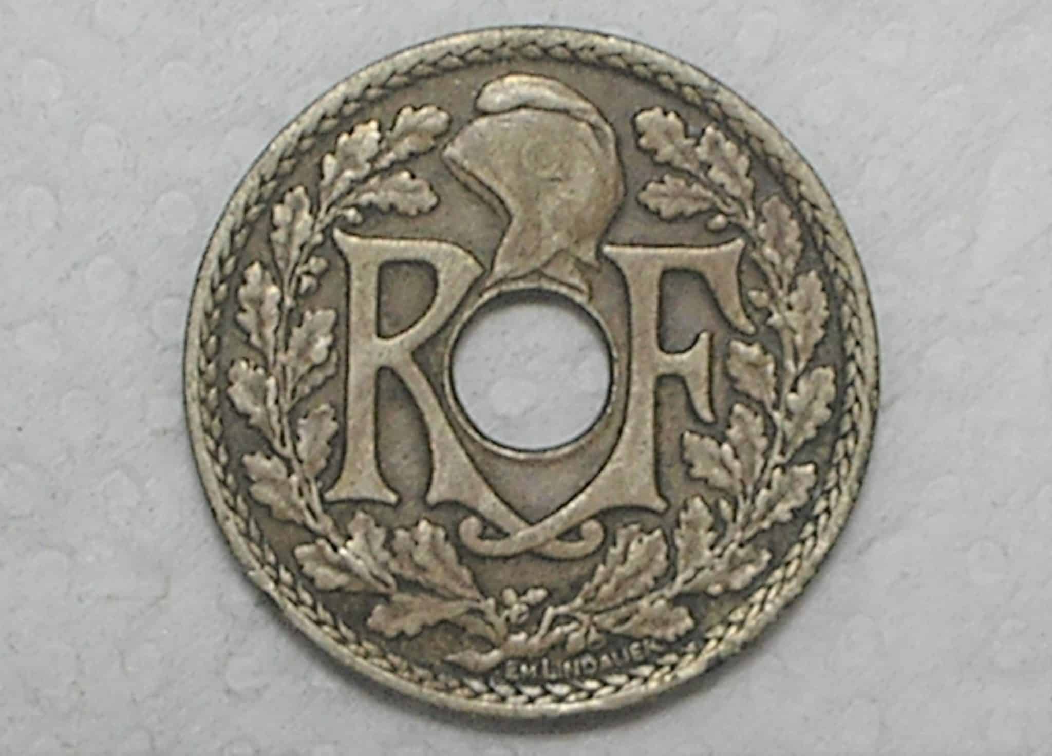| Casa do Colecionador França) 10 Centimes - 1934 / Holed center / Co/Ni / box34