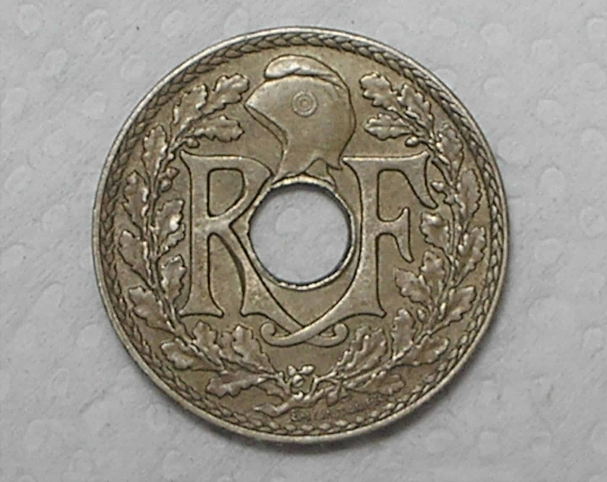 | Casa do Colecionador França) 10 Centimes - 1936 / Holed center / Co/Ni / box34