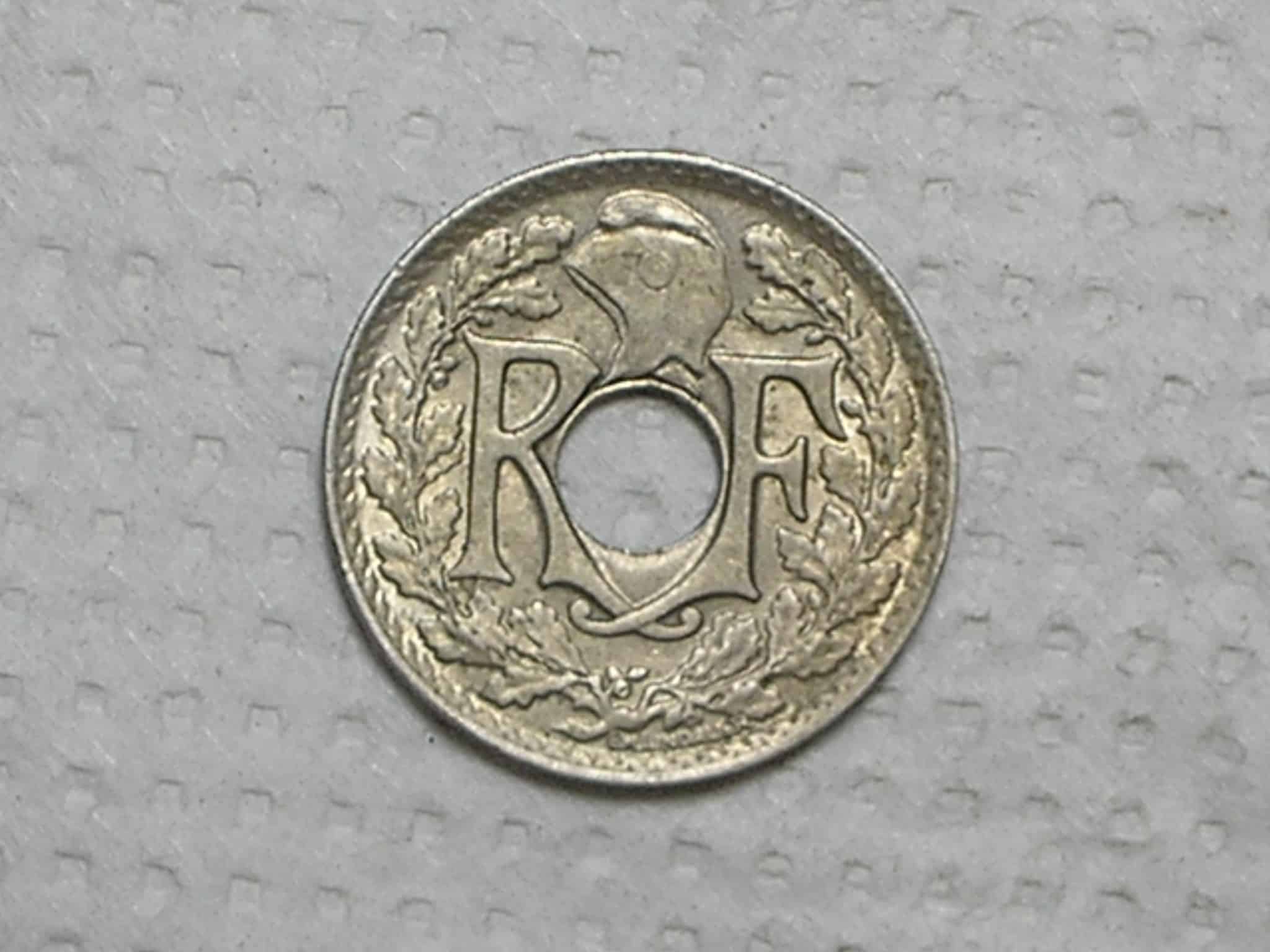 | Casa do Colecionador França) 5 Centimes - 1918 / Holed center / Co/Ni / Sob / box40