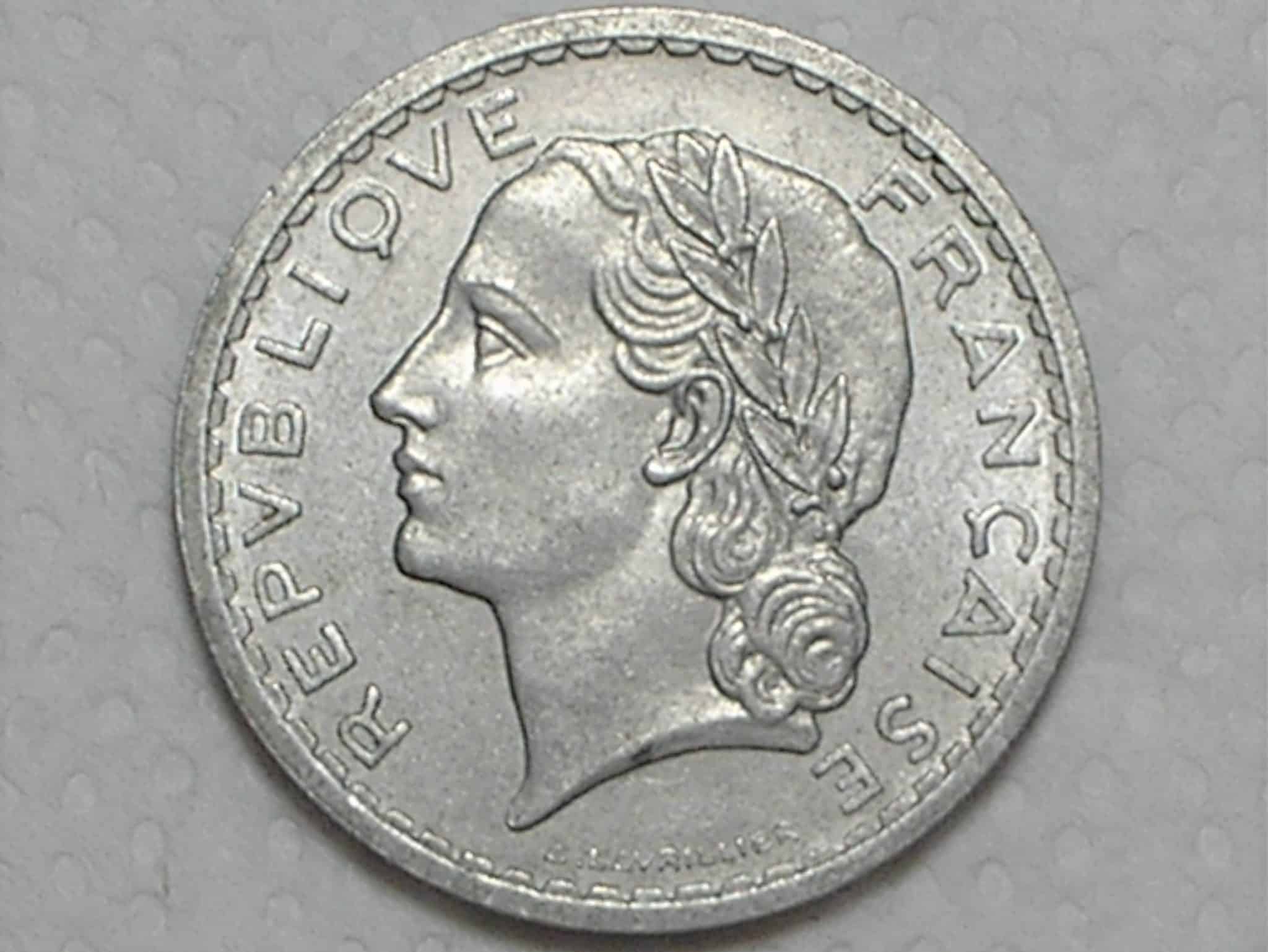 | Casa do Colecionador França) 5 Francs - 1947 / Data escassa / Al / S/Fc / box35