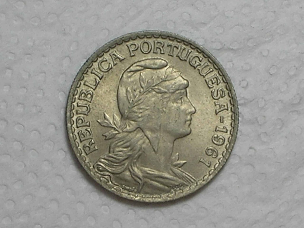 | Casa do Colecionador Portugal) 1 Escudo - 1961 / Co/Ni / Flor de cunho / box37
