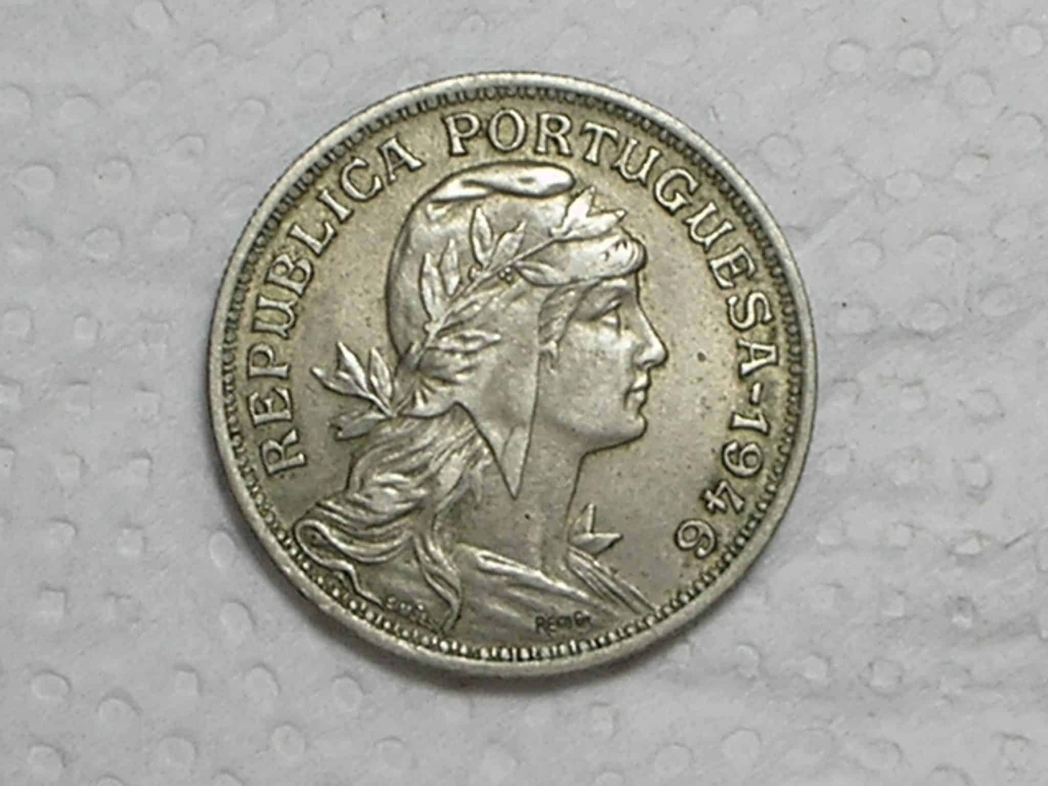 | Casa do Colecionador Portugal) 50 Centavos - 1946 / Co/Ni / Sob / box37