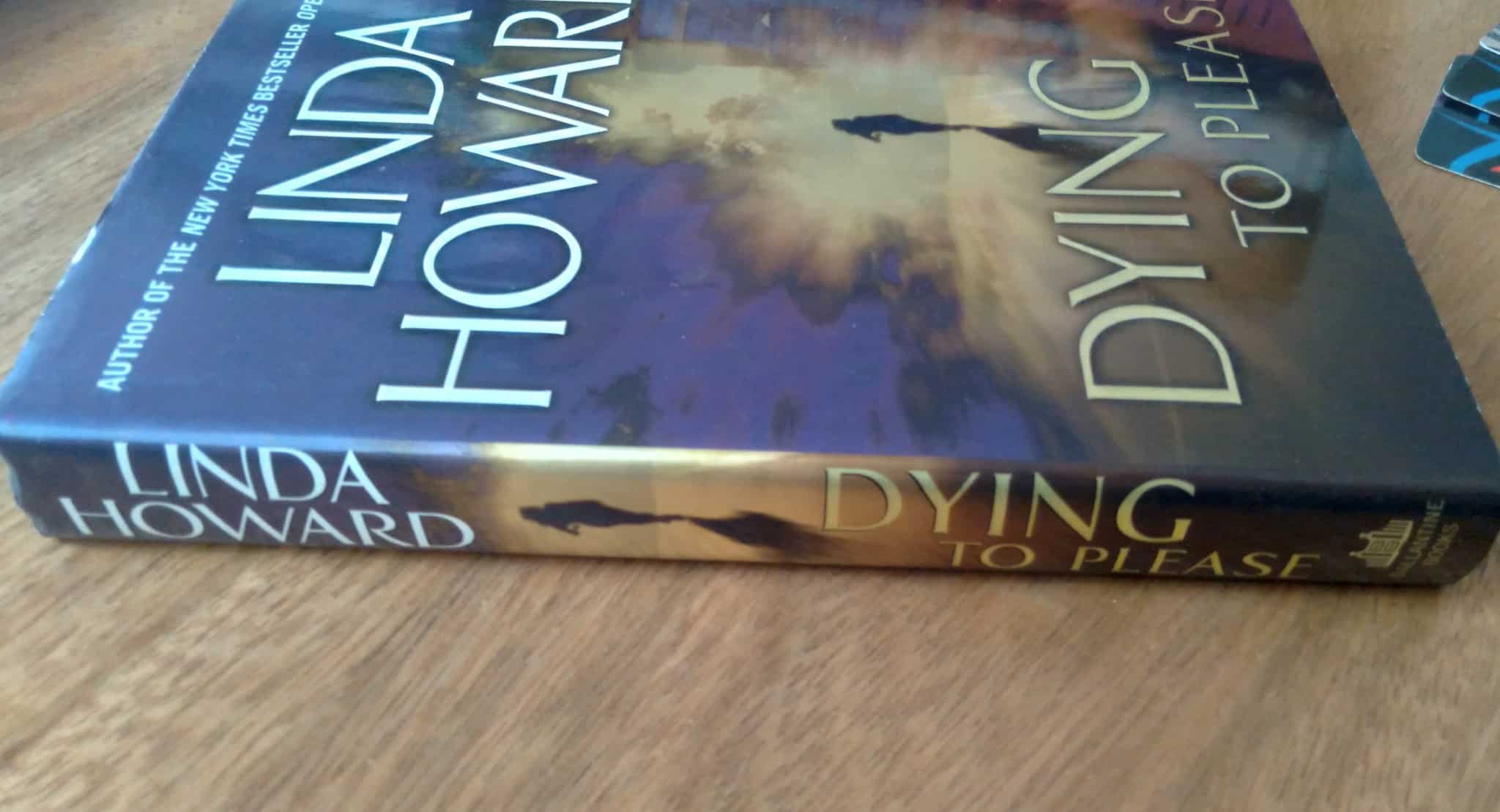 | Casa do Colecionador Livro em inglês capa dura Dying to please. Linda Howard. Ballantine Books.