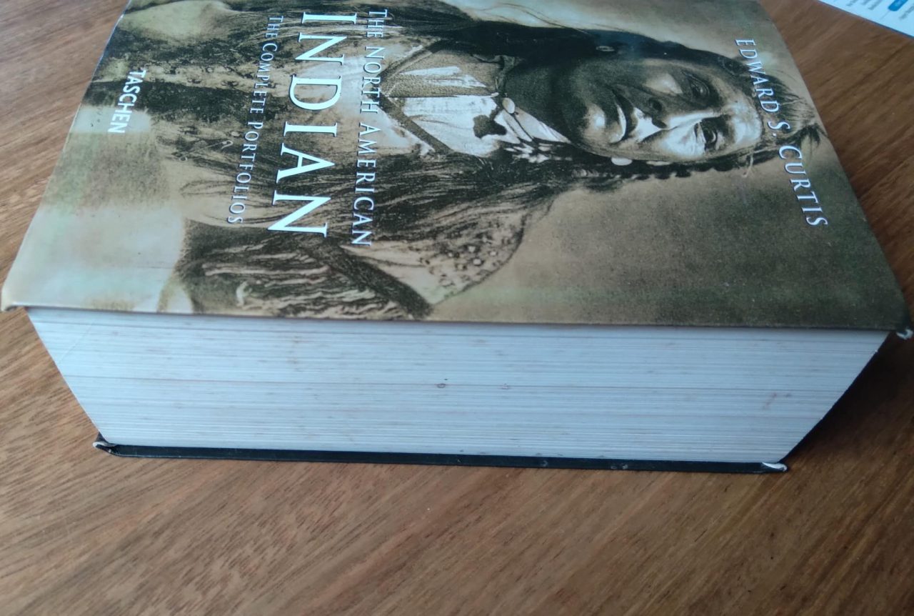 | Casa do Colecionador Livro em inglês The north american Indian. Complete portfolios. E S Curtis. Ed Taschen.