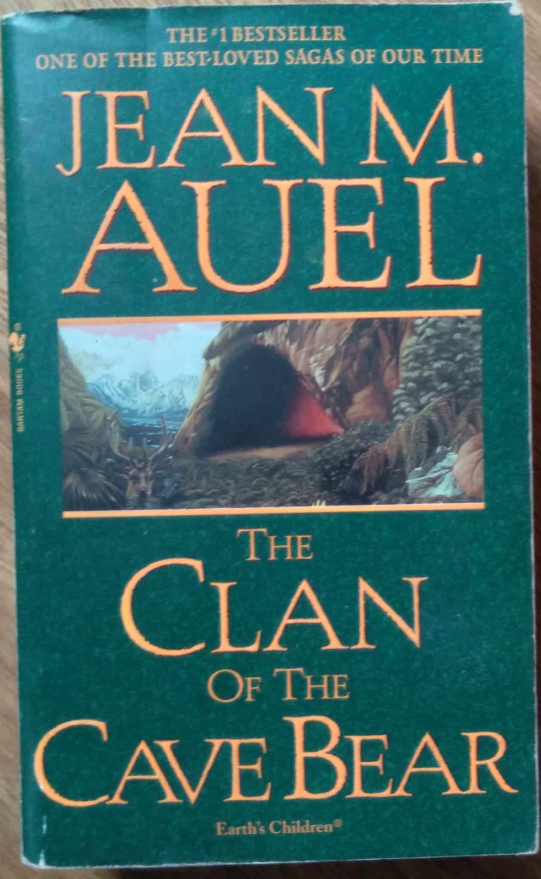 241T Bolsilivro em inglês The Clan of the Cave Bear. Jean M Auel. Bantam books.
