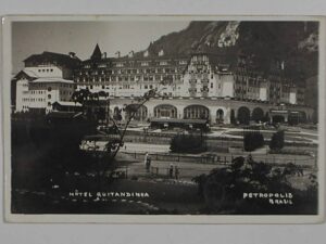 Cartão Postal do Hotel Quitandinha / Datado 01/09/1947 - Petrópolis / com dois selos e carimbo impresso datado