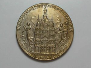 :Medalha A.G.Girardet, Inauguração do Edifício Central 1880/1909, Associação dos Empregados do Rio de Janeiro, Kurt Prober 19B, 4,5 cm com 50 g. em bronze / Escassa / Flor de cunho