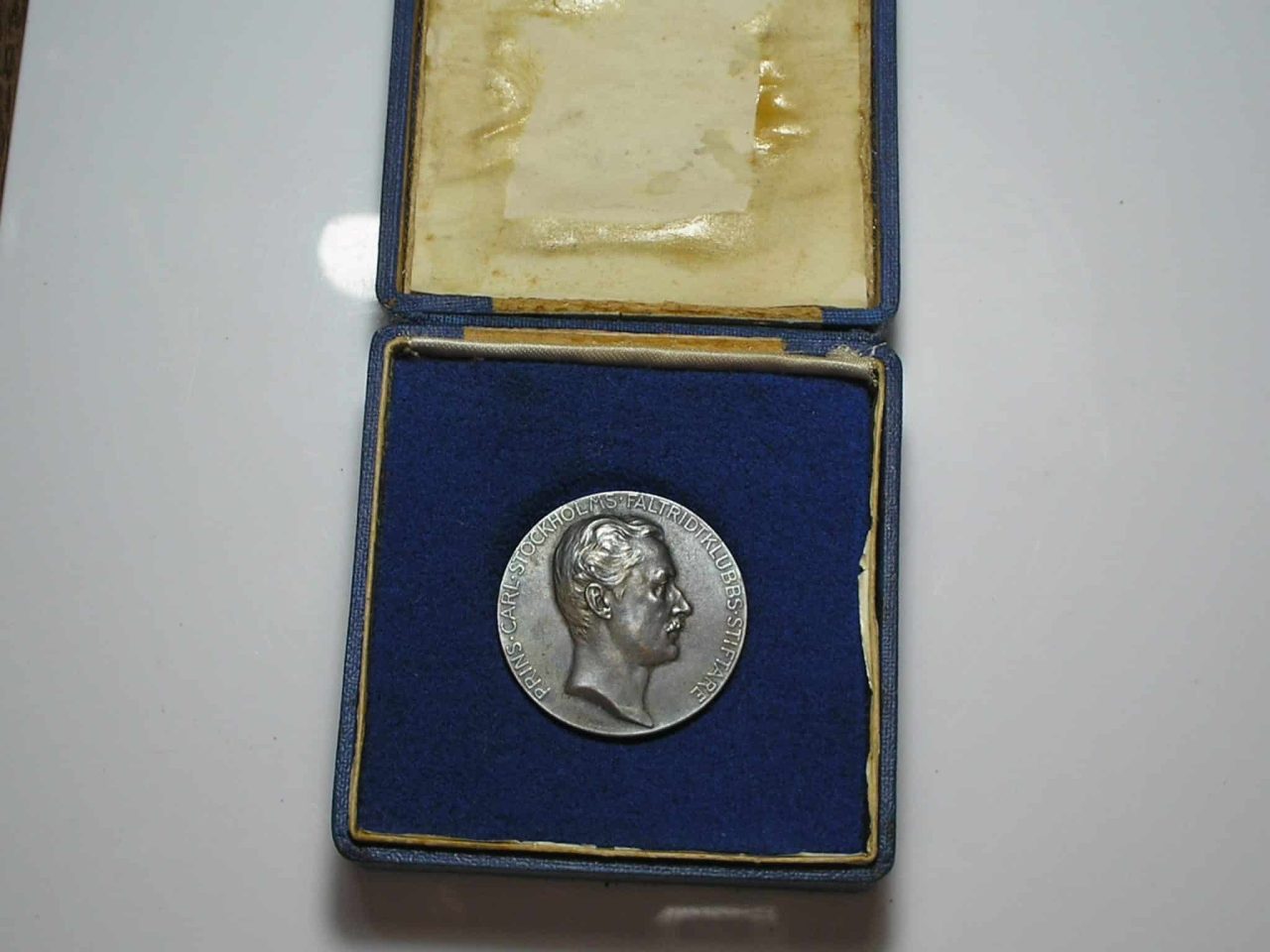 | Casa do Colecionador Medalha com estojo original Prins Carl Stockholm Rei da Suécia, redatada 1978, 33mm - 20 G. -Bronze / Soberba