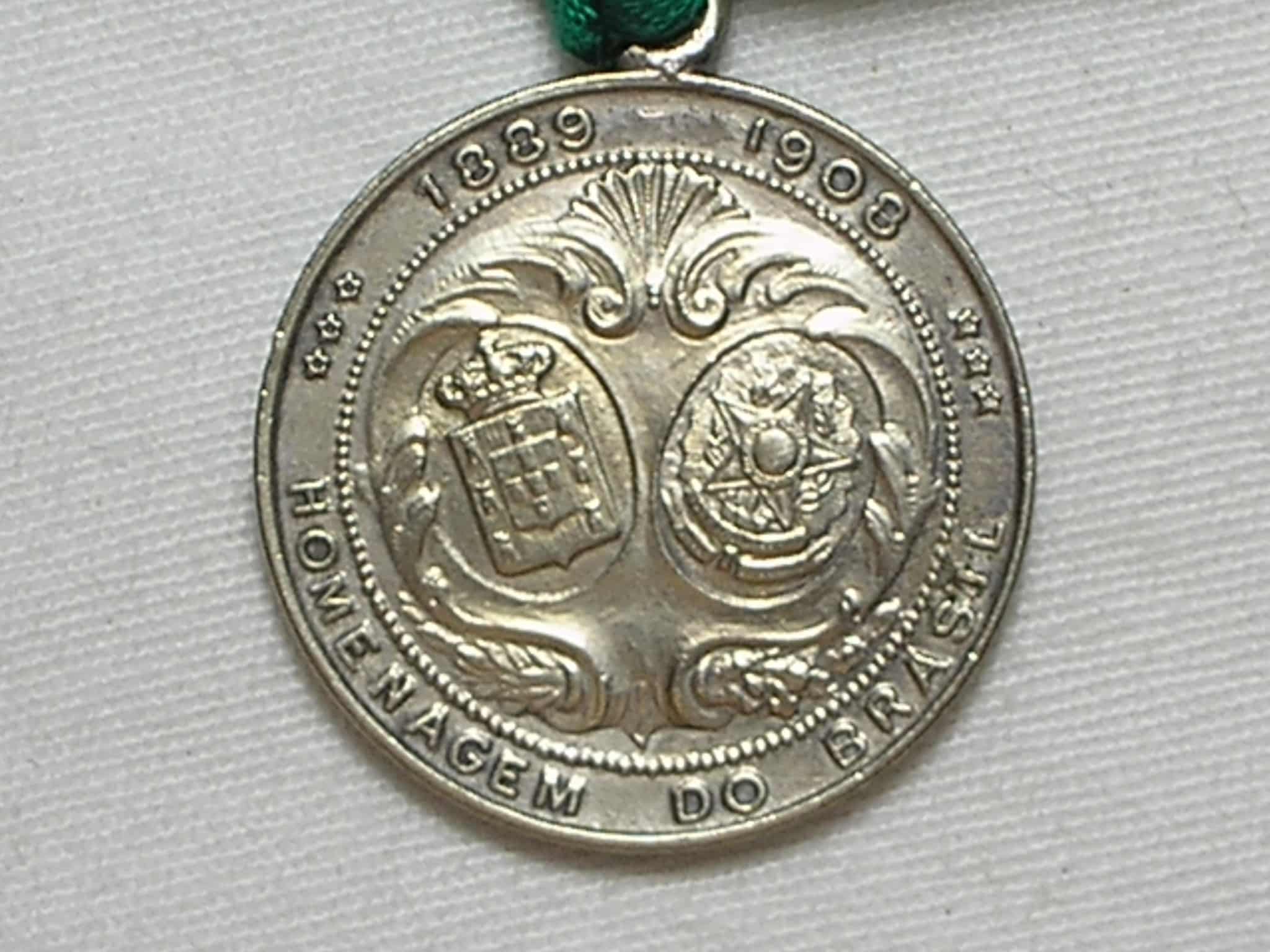 | Casa do Colecionador Medalha com olhal e fita Homenagem do Brasil 1889/1908 a Don Manuel Rei de Portugal / Alpaca - 28mm - Bela peça oberba