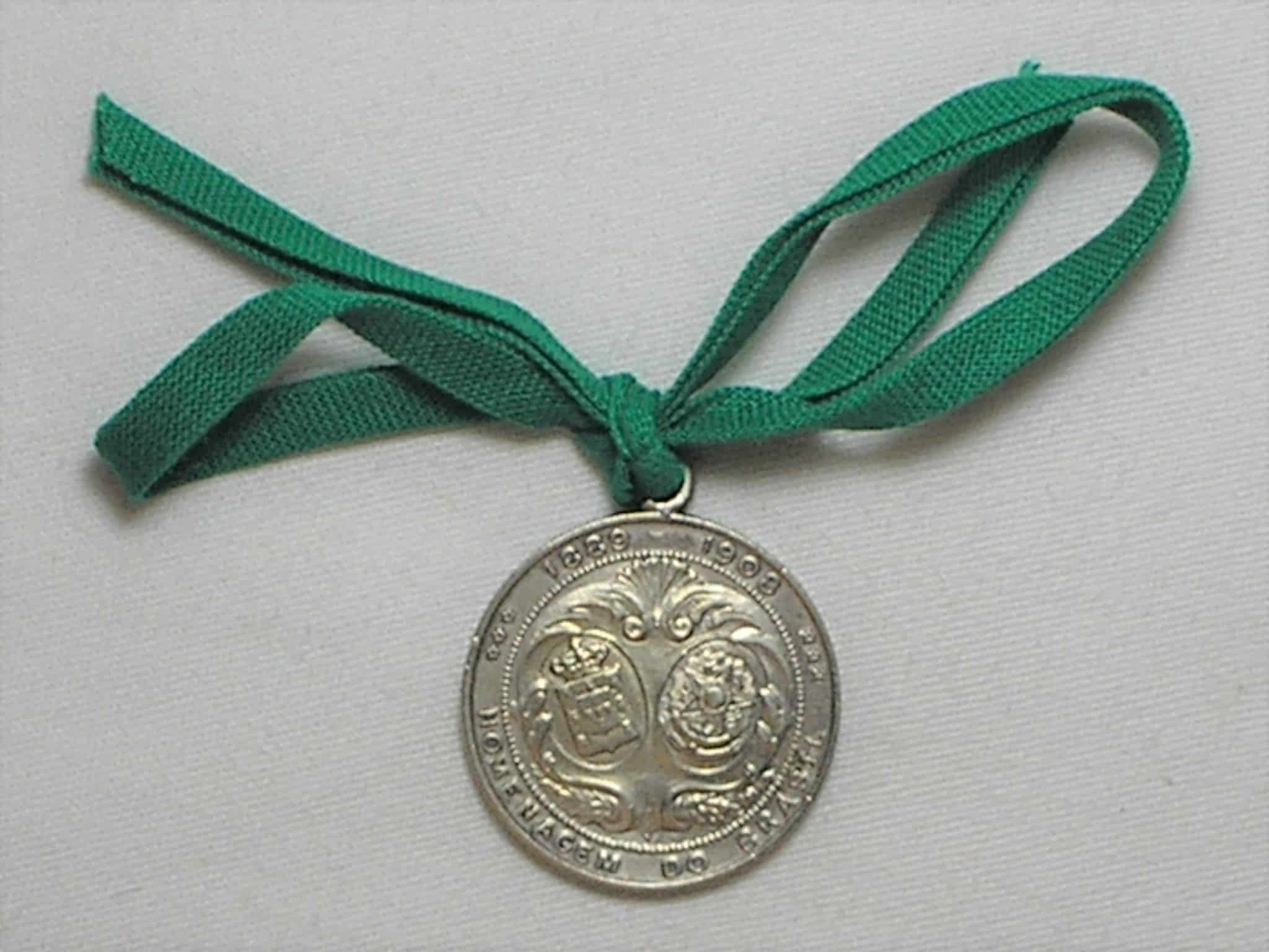 | Casa do Colecionador Medalha com olhal e fita Homenagem do Brasil 1889/1908 a Don Manuel Rei de Portugal / Alpaca - 28mm - Bela peça oberba