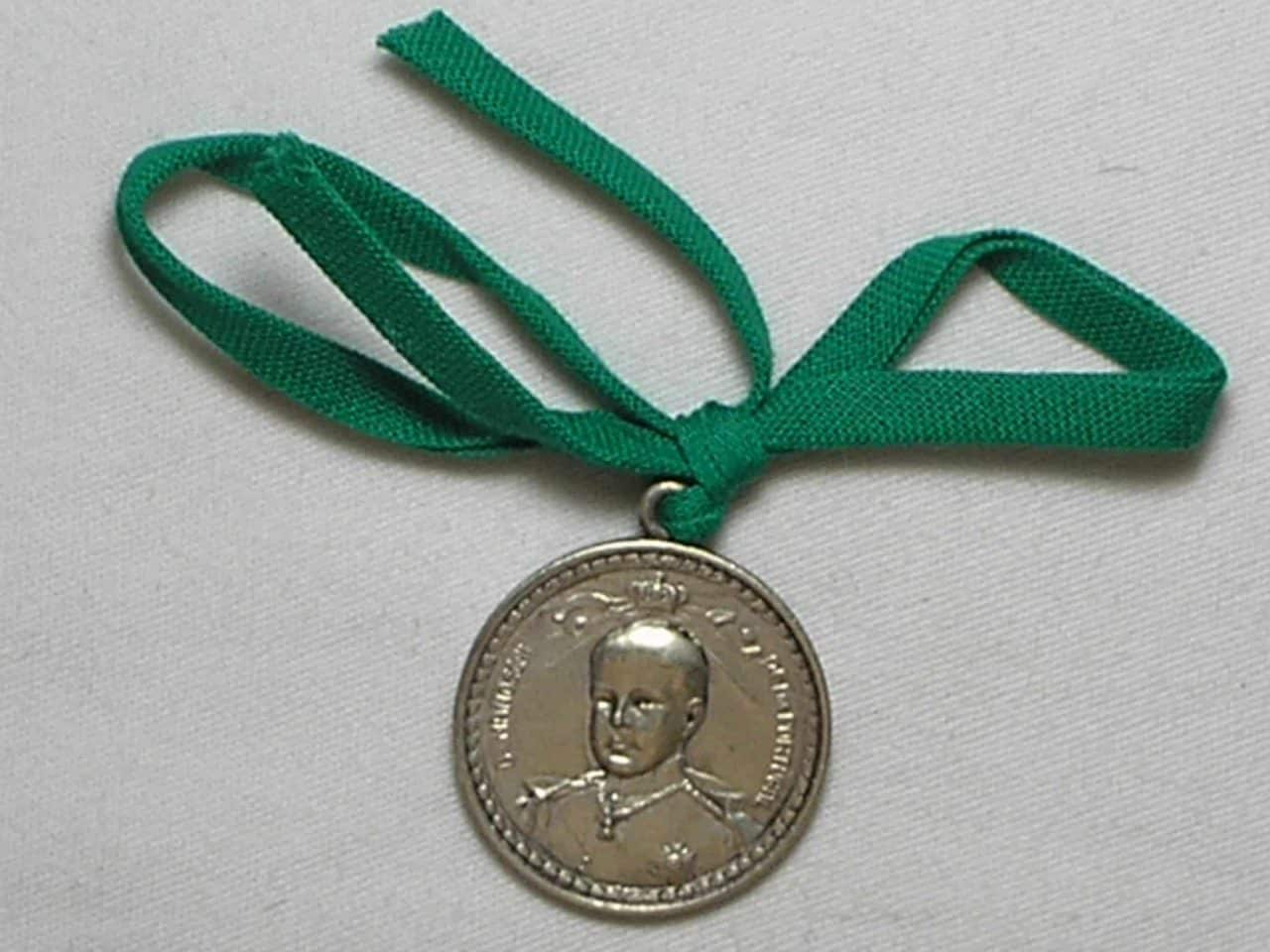 | Casa do Colecionador Medalha com olhal e fita Homenagem do Brasil 1889/1908 a Don Manuel Rei de Portugal / Alpaca - 28mm - Bela peça oberba